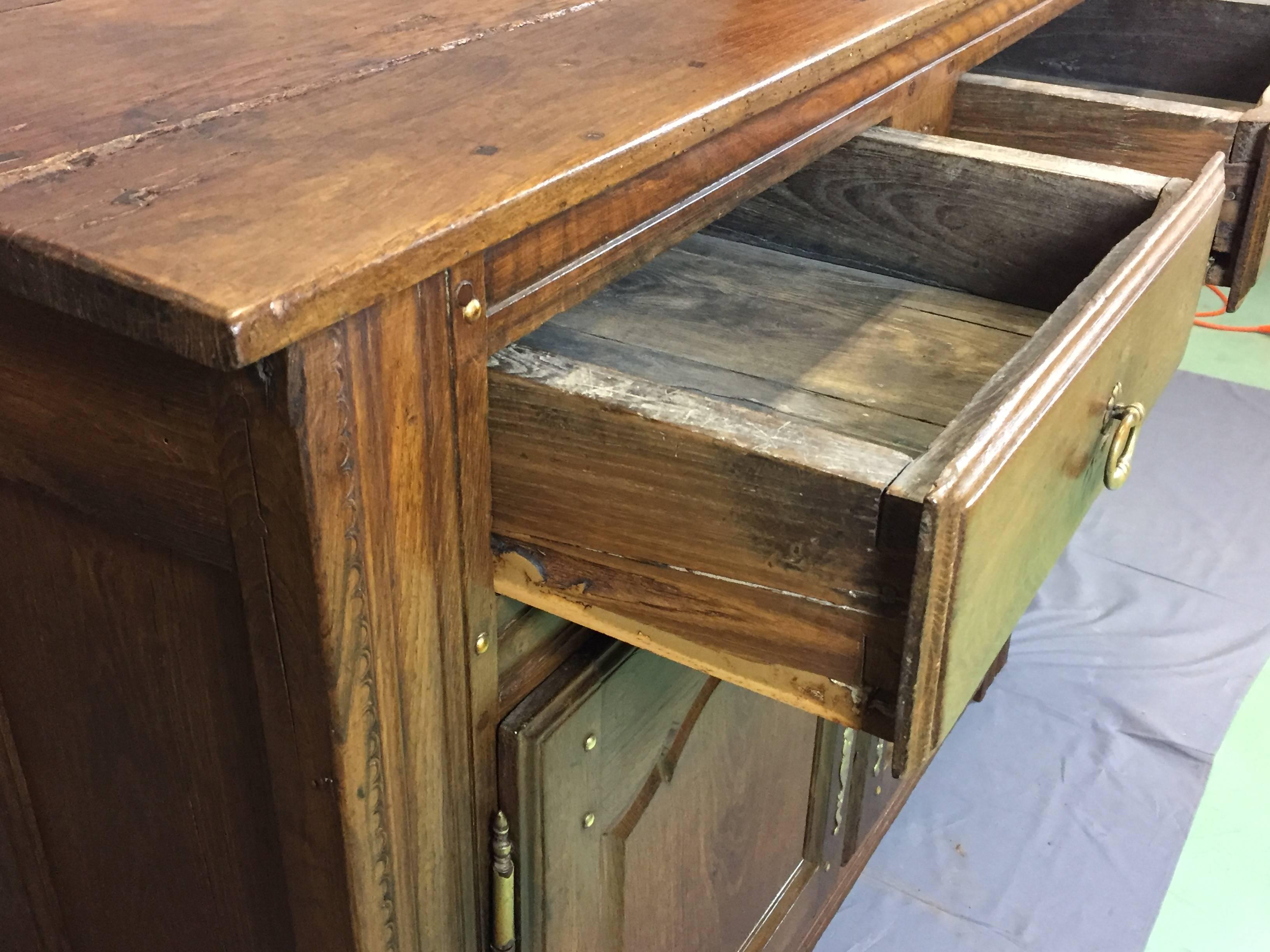 Buffet en chêne de Breton du 19ème siècle Bon état - En vente à Lannebert, FR