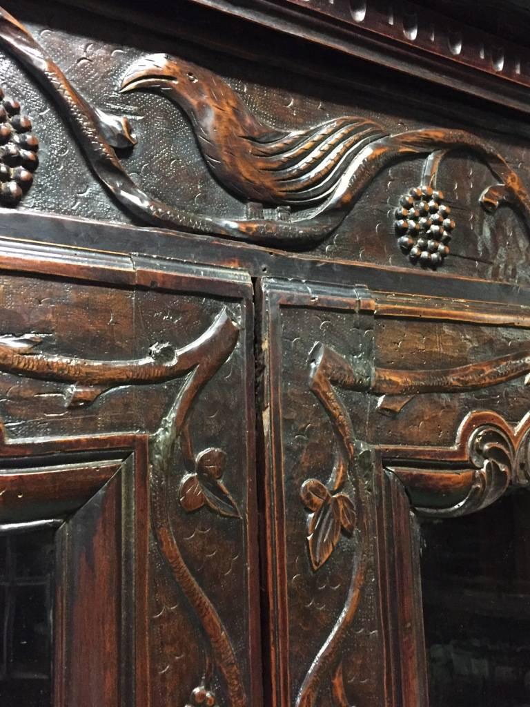 19th oak Louis XV bookcase with very nice sculpture of birds.
Bookcase in fruitwood. Original glasses.