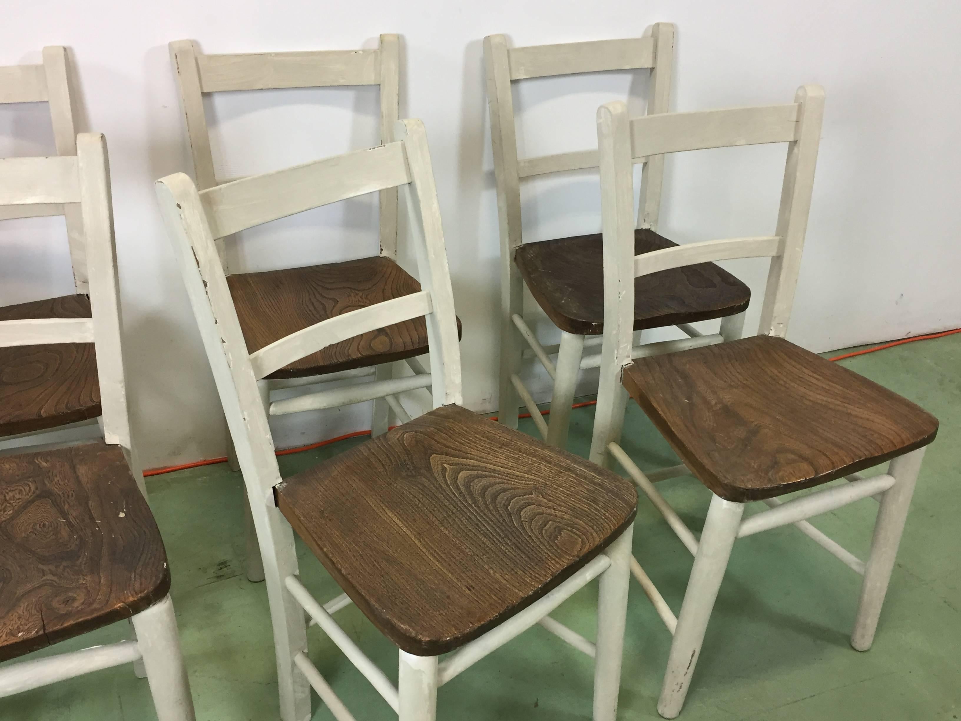 20th French Rustic Kitchen Chair in Elm In Good Condition In Lannebert, FR