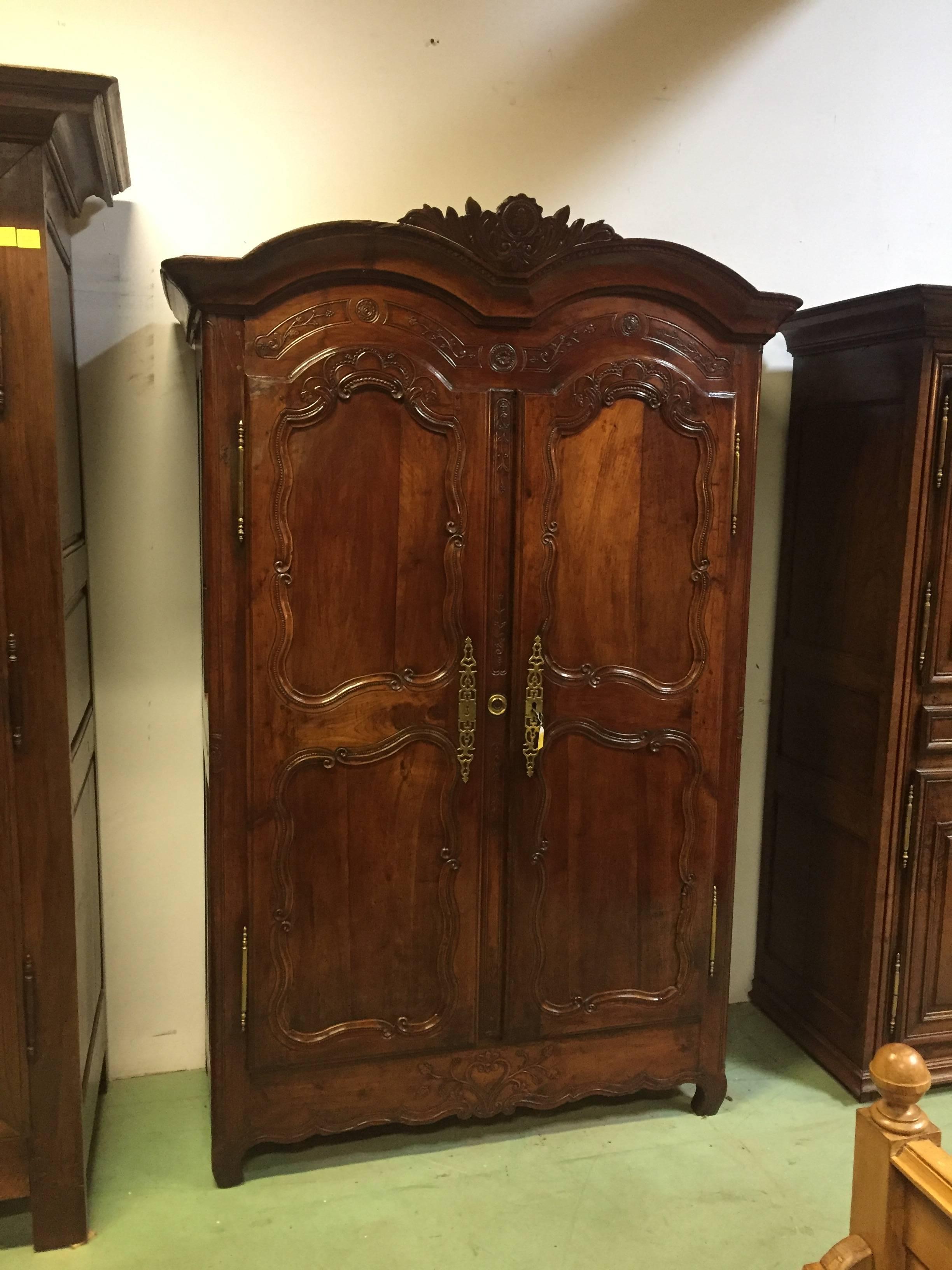 Very nice Louis XV wardrobe 18th from Rennes in Brittany. Nice patine of fruitwood.