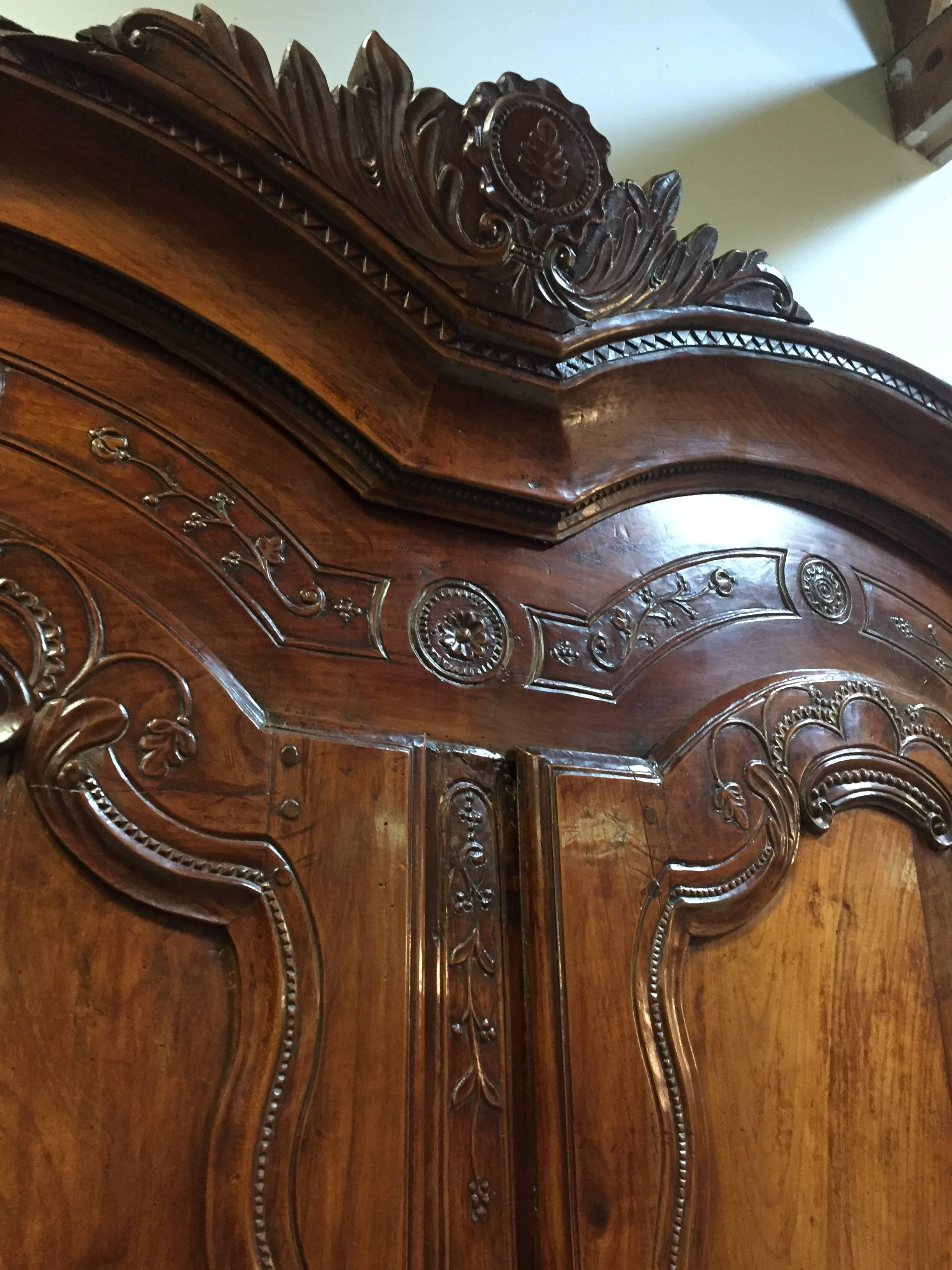 18th Century Louis XV Weeding Armoire from Brittany in Fruitwood In Good Condition In Lannebert, FR
