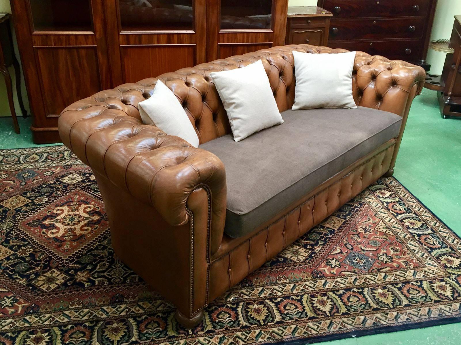 1960s Chesterfield Leather and Tissu Sofa/Canape In Good Condition In Lannebert, FR