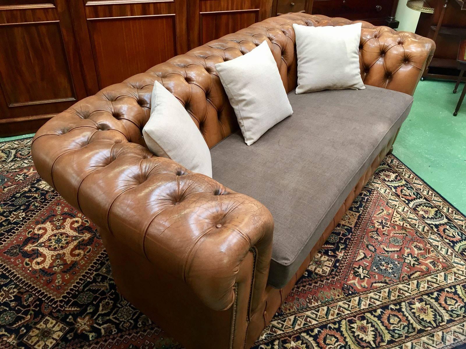 20th Century 1960s Chesterfield Leather and Tissu Sofa/Canape