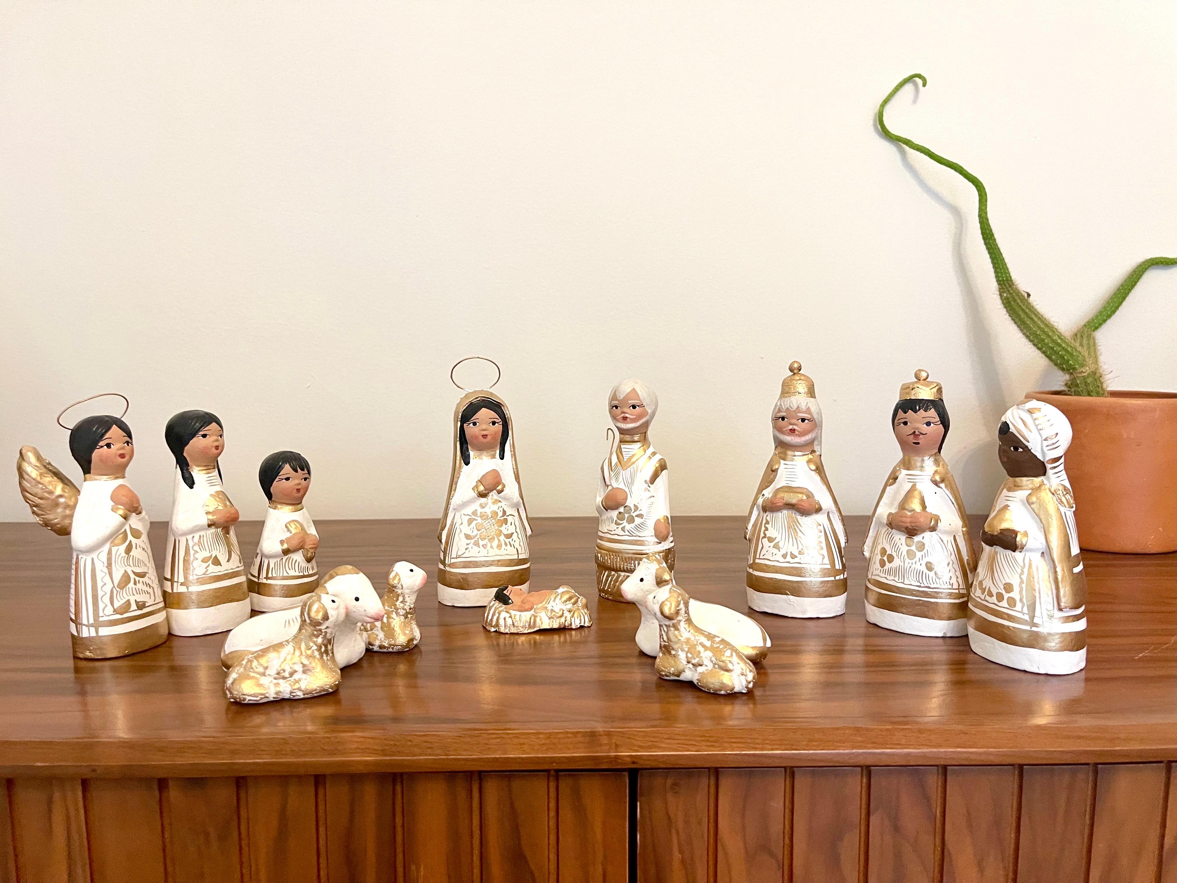 Presepe folcloristico in ceramica decorato a Tonalá, Jalisco, Messico. Splendidamente dipinto a mano. Realizzato a mano in argilla. Include 14 figure. 

Le figure sono prima realizzate a mano in argilla e bruciate in un forno a legna a bassa