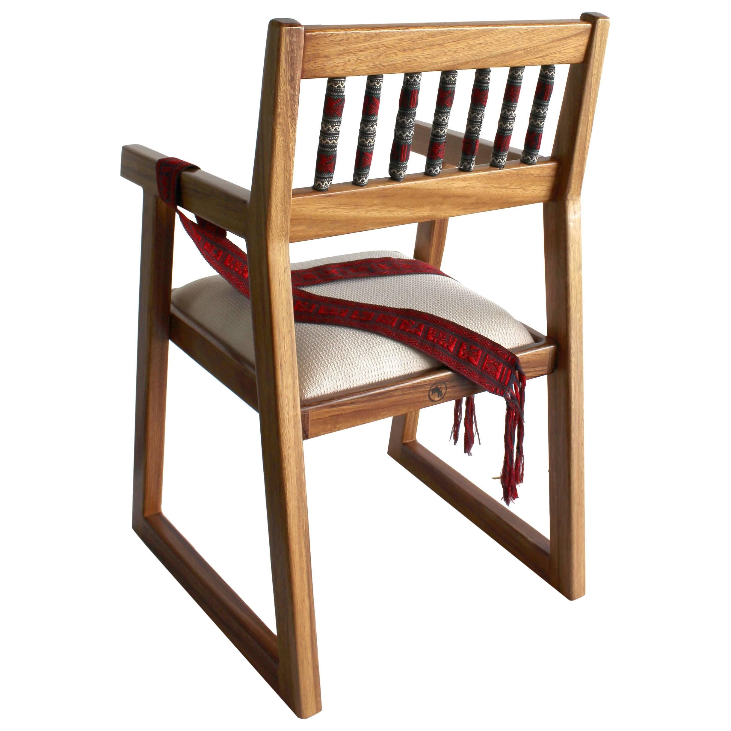 Handgefertigter zeitgenössischer mexikanischer Conacaste-Sessel aus Massivholz mit indigenen Textilien im Angebot