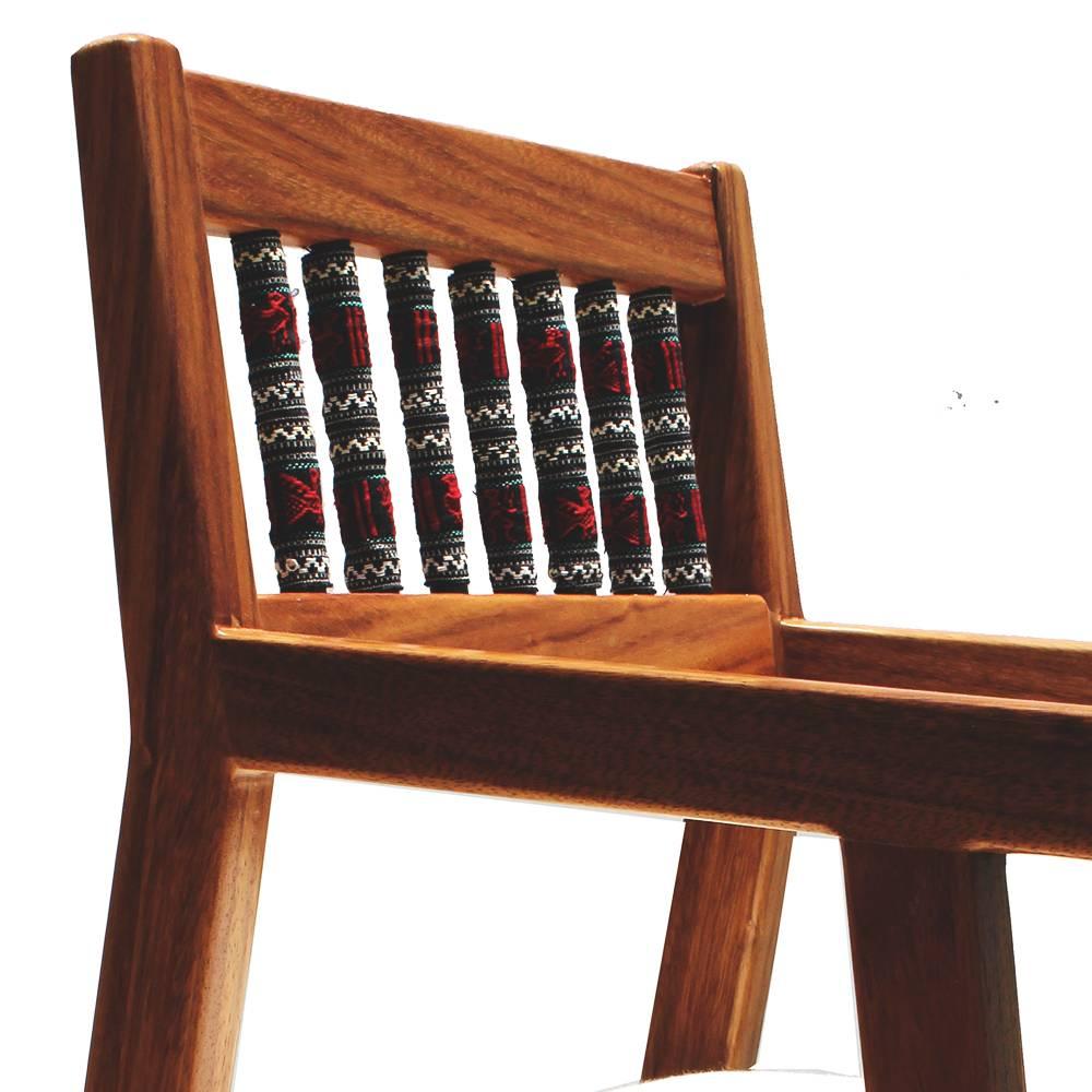Handgefertigter zeitgenössischer mexikanischer Conacaste-Sessel aus Massivholz mit indigenen Textilien (Rustikal) im Angebot