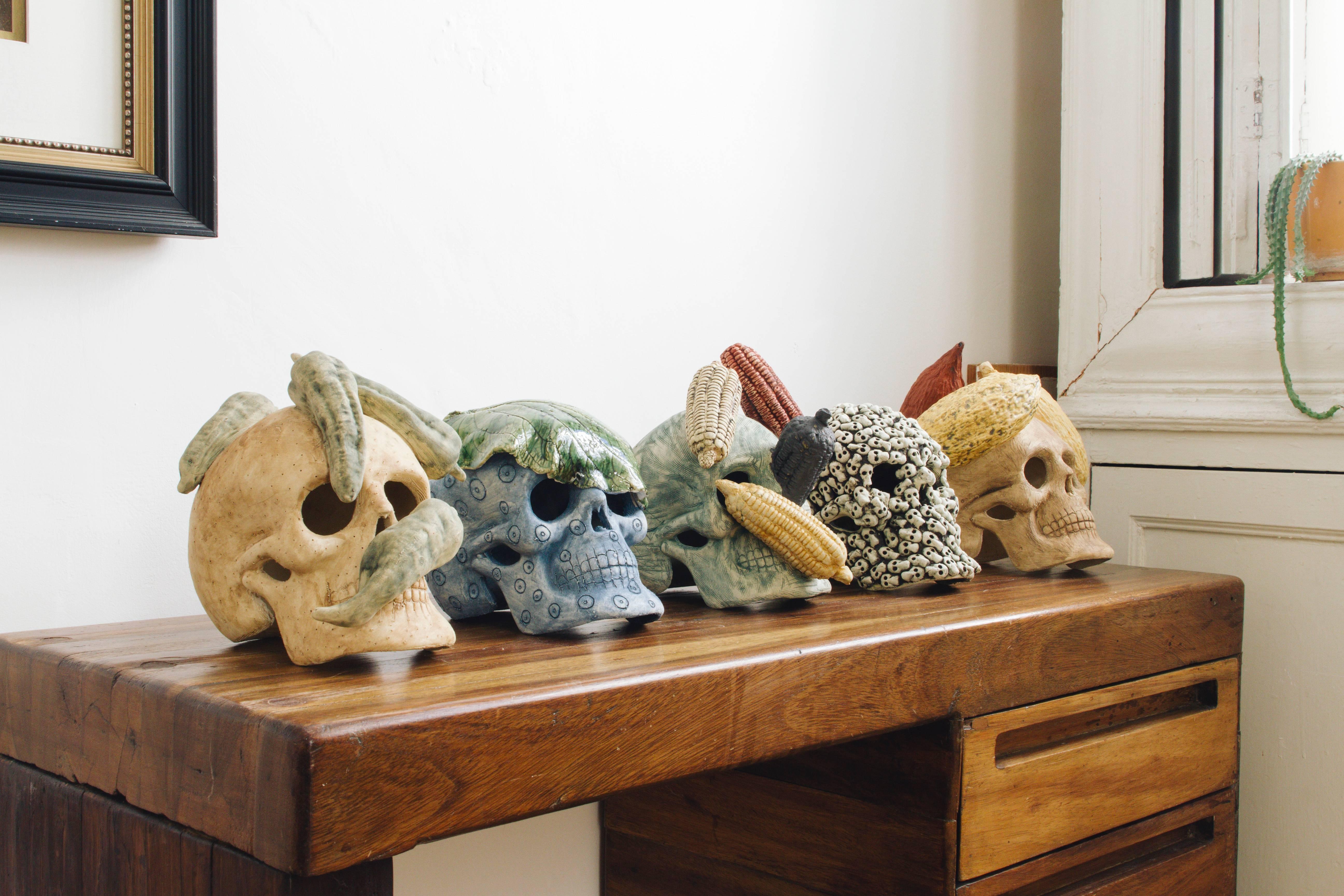 Mexikanischer mexikanischer Tag des Toten Keramikschädels, handgefertigte Volkskunst-Skulptur, Auflage 1/30 im Angebot 2