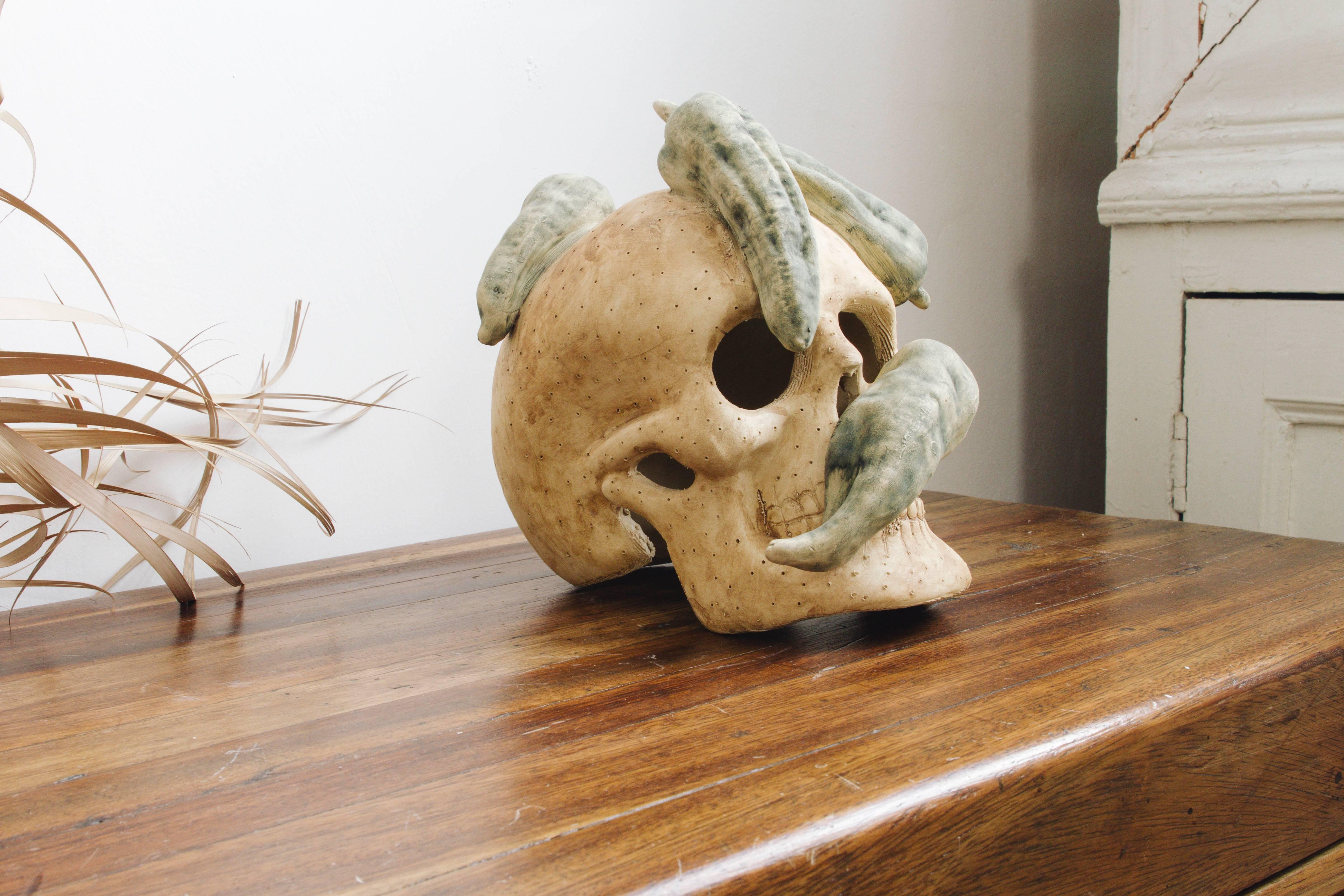 Mexikanische handgefertigte Keramik-Skulpturenkollektion mit Totenkopf, in limitierter Auflage (Gefärbt) im Angebot
