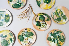 Ensemble d'assiettes en majolique faites à la main, mi-siècle moderne, vert, jaune, bleu et visage