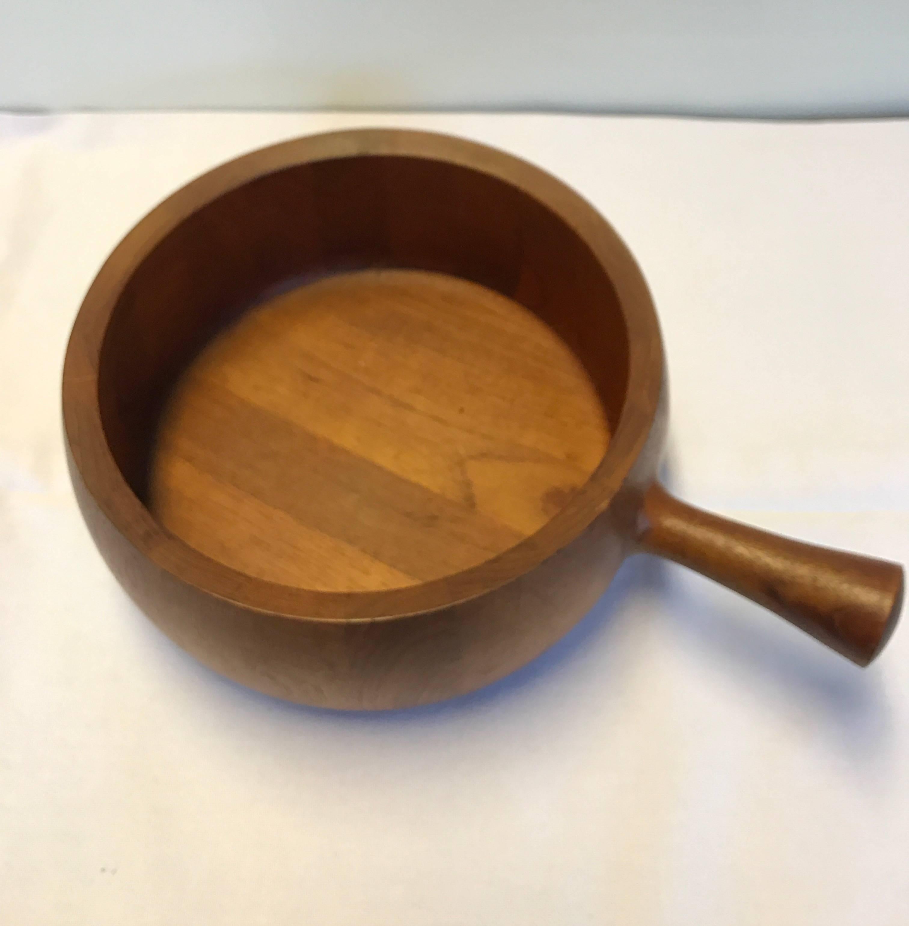 Large teak salad bowl with handle from Richard Nissen, 1960s, Denmark. Measures: Diameter 27 cm. and height 12 cm. in very good condition.