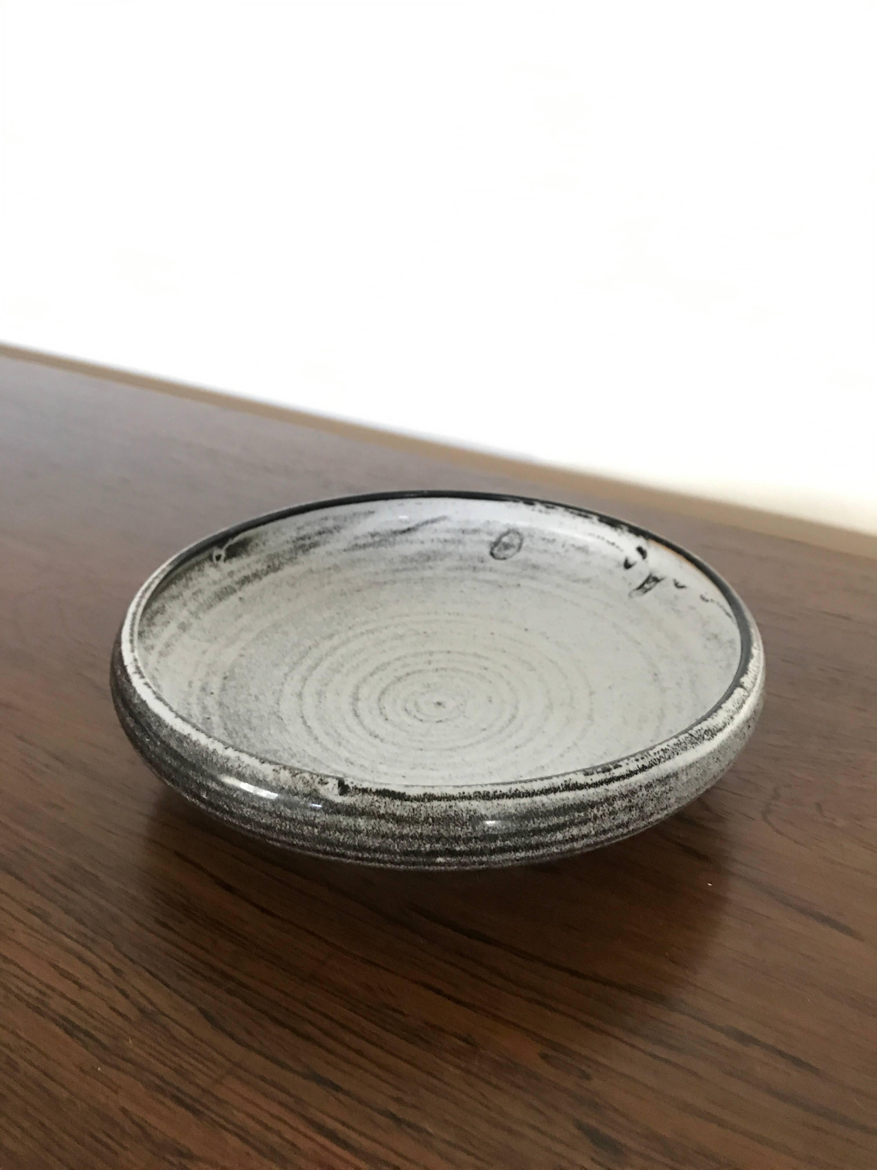 Glazed stoneware dish from Kähler, designed by Svend Hammershøi in black and grey glaze, also called ash glaze, from the 1930s in Denmark. Measures: Diameter 17 cm, and height 5 cm. and in very good condition.