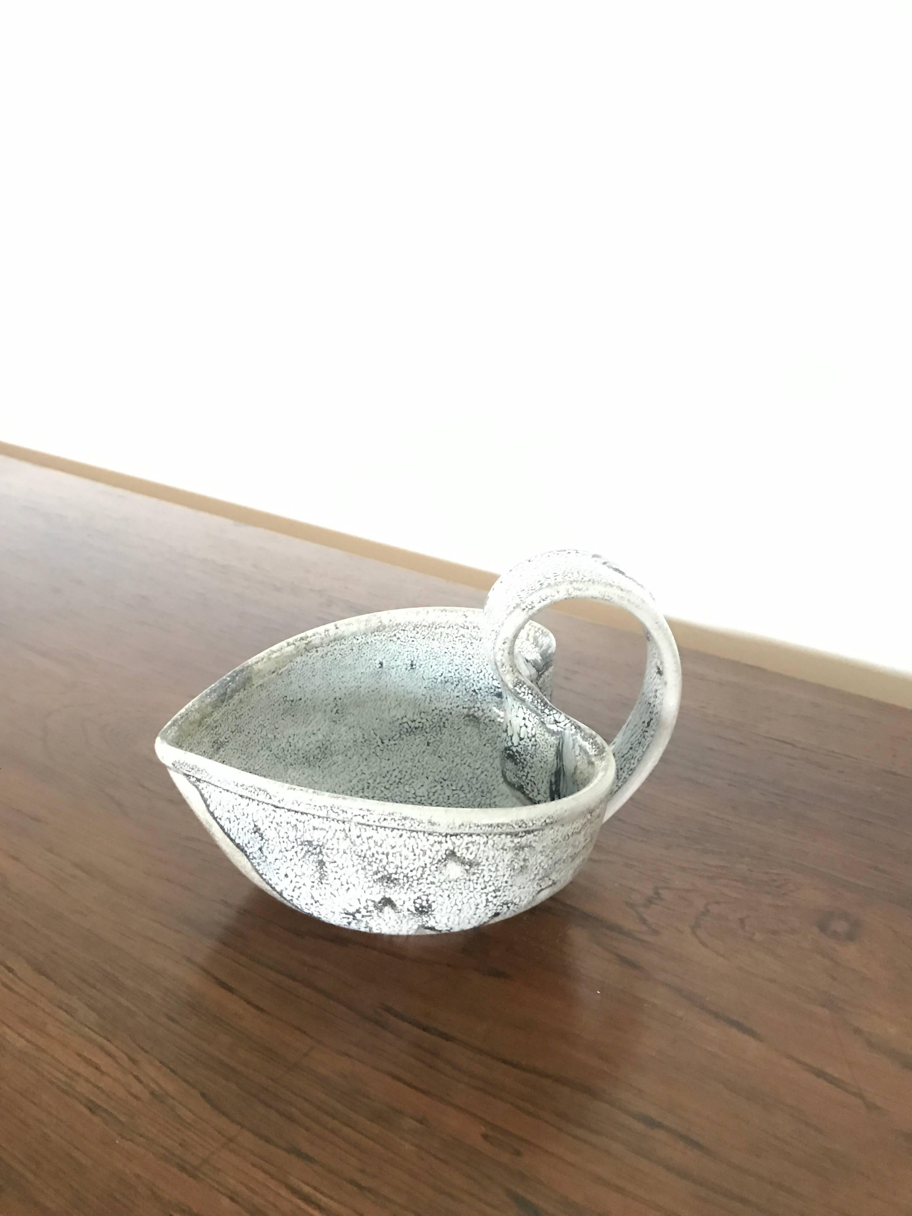 Glazed stoneware bowl, heart shaped, serving bowl in black and grey glaze, also called ash glaze, made by Kähler and designed by Svend Hammershøi 1930s in Denmark. In very good condition. Total height 11 cm, and height of the body/bowl is 7 cm.