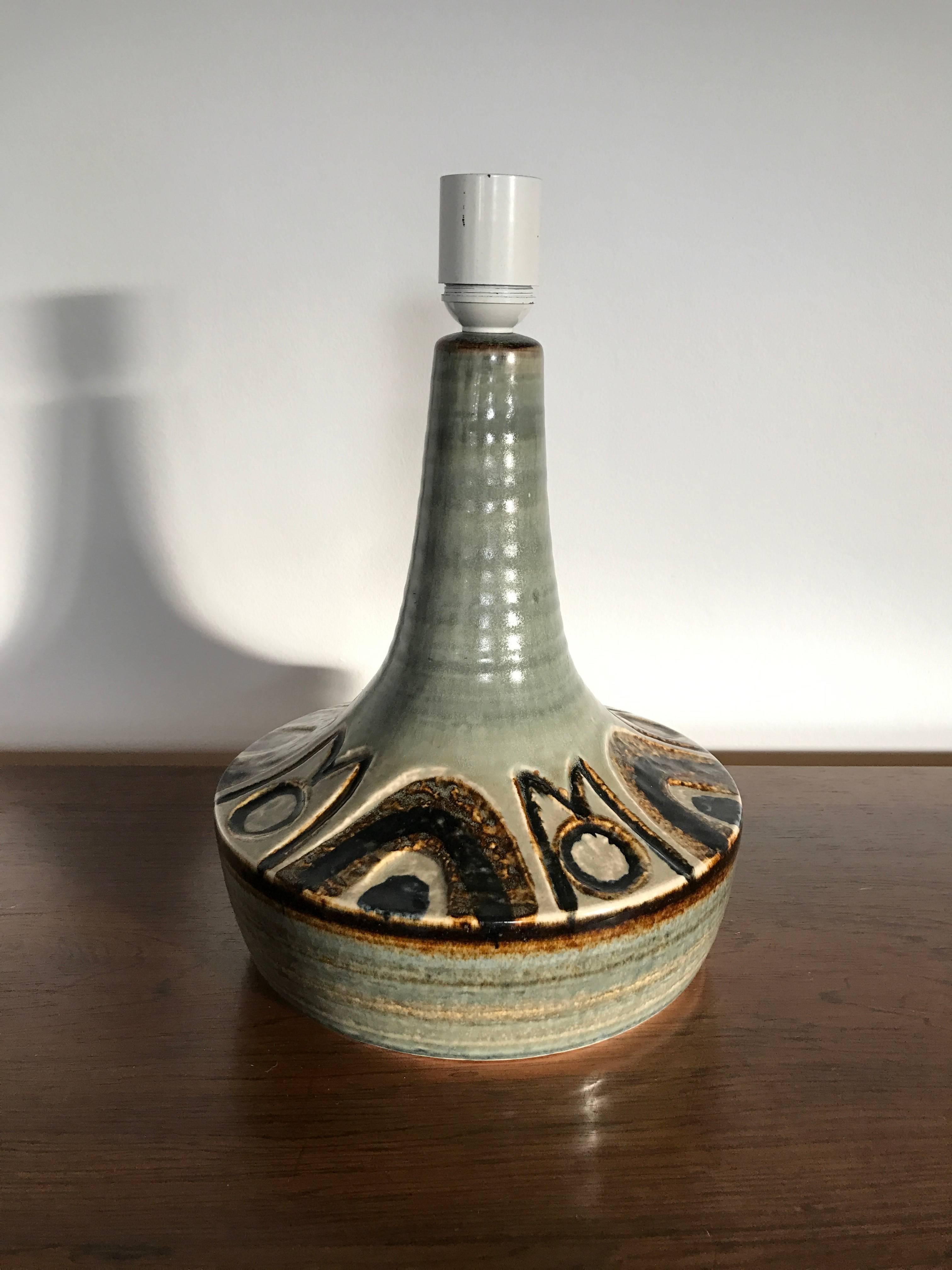 Glazed stoneware lamp from Søholm in a dusche green glaze, and on the base a brown/cream pattern, made in Denmark from the 1960s. Very good condition. Diameter/base 22 cm. and height 27 cm. without socket.