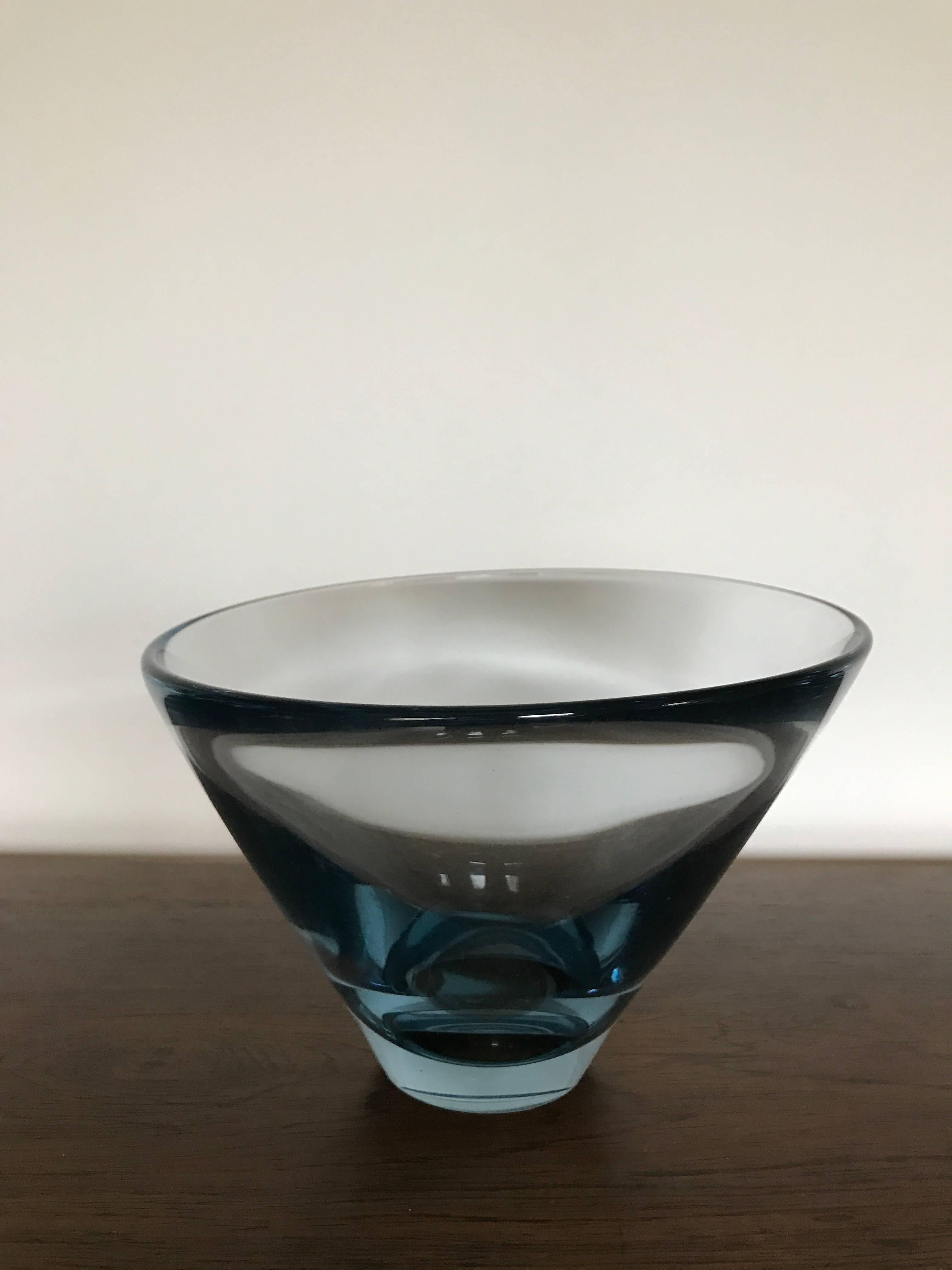 Large glass bowl from Holmegaard, designed by Per Lütken, Denmark, 1960s. Measures: Diameter 23 cm, height 15 cm. Very good condition.