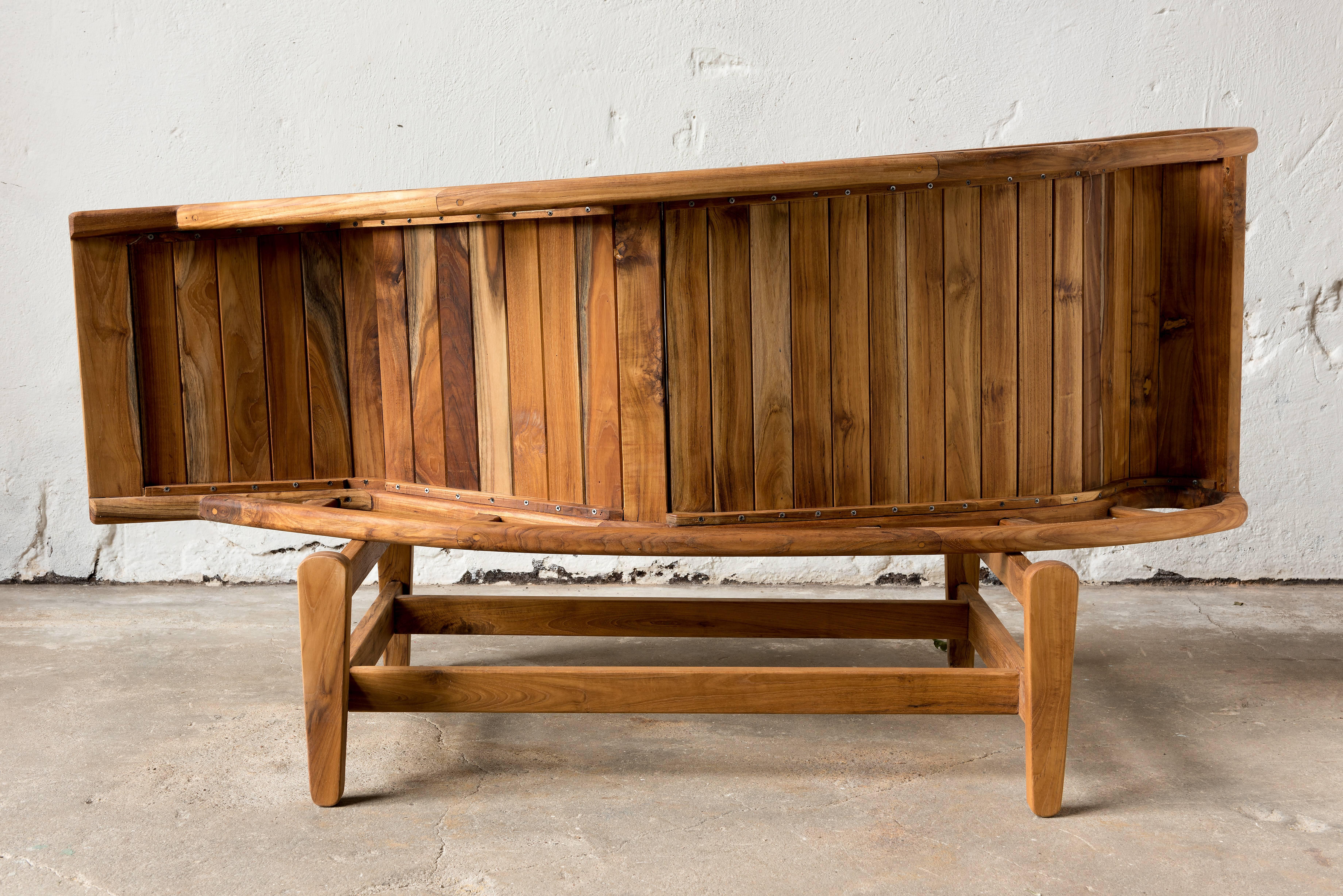 Modern 21st Century Lounger in Teak Wood, after Le Corbusier, LC4 For Sale