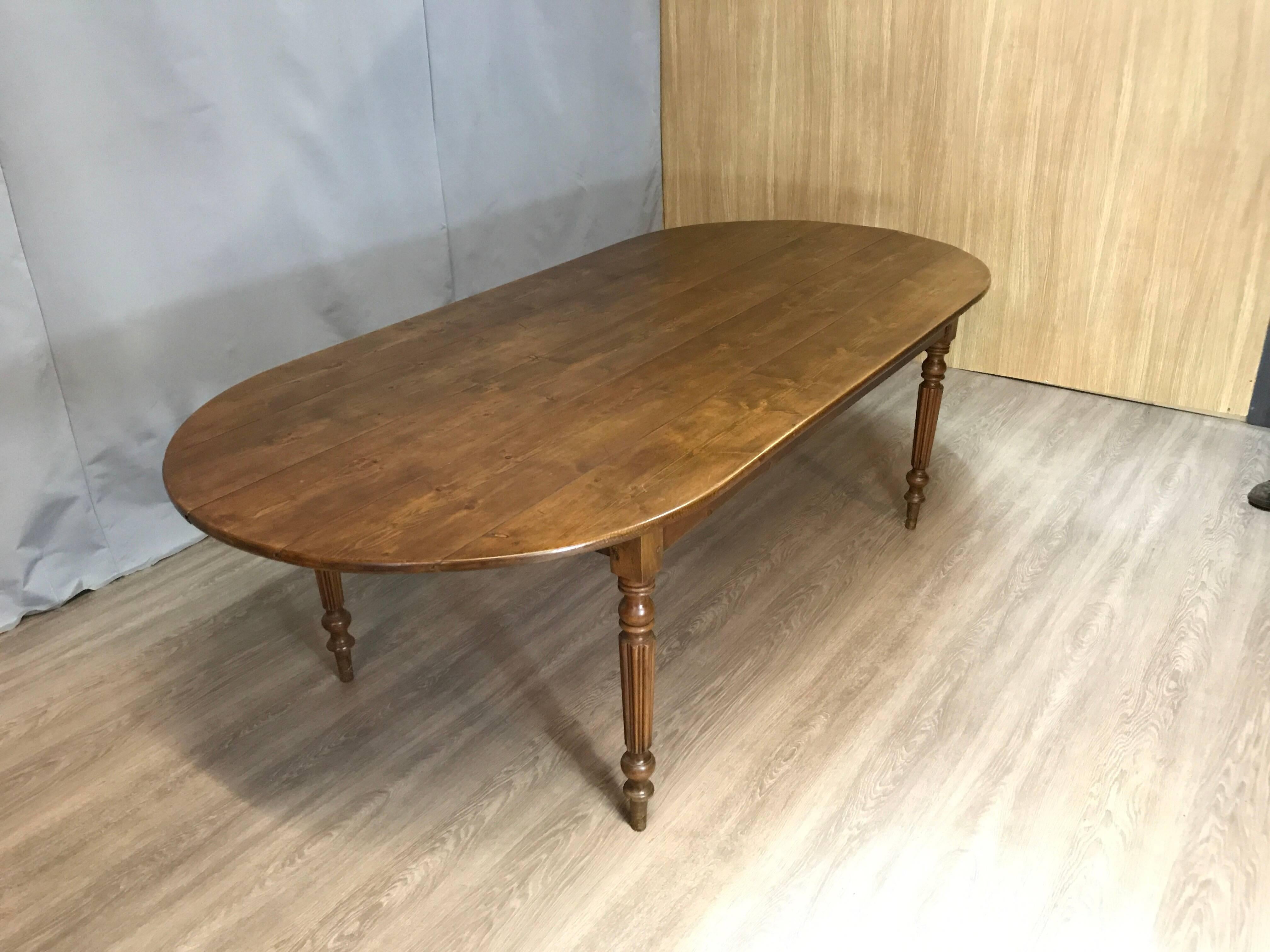 Beautiful Pine Oval French Farm House Table In Good Condition In Billingshurst, GB
