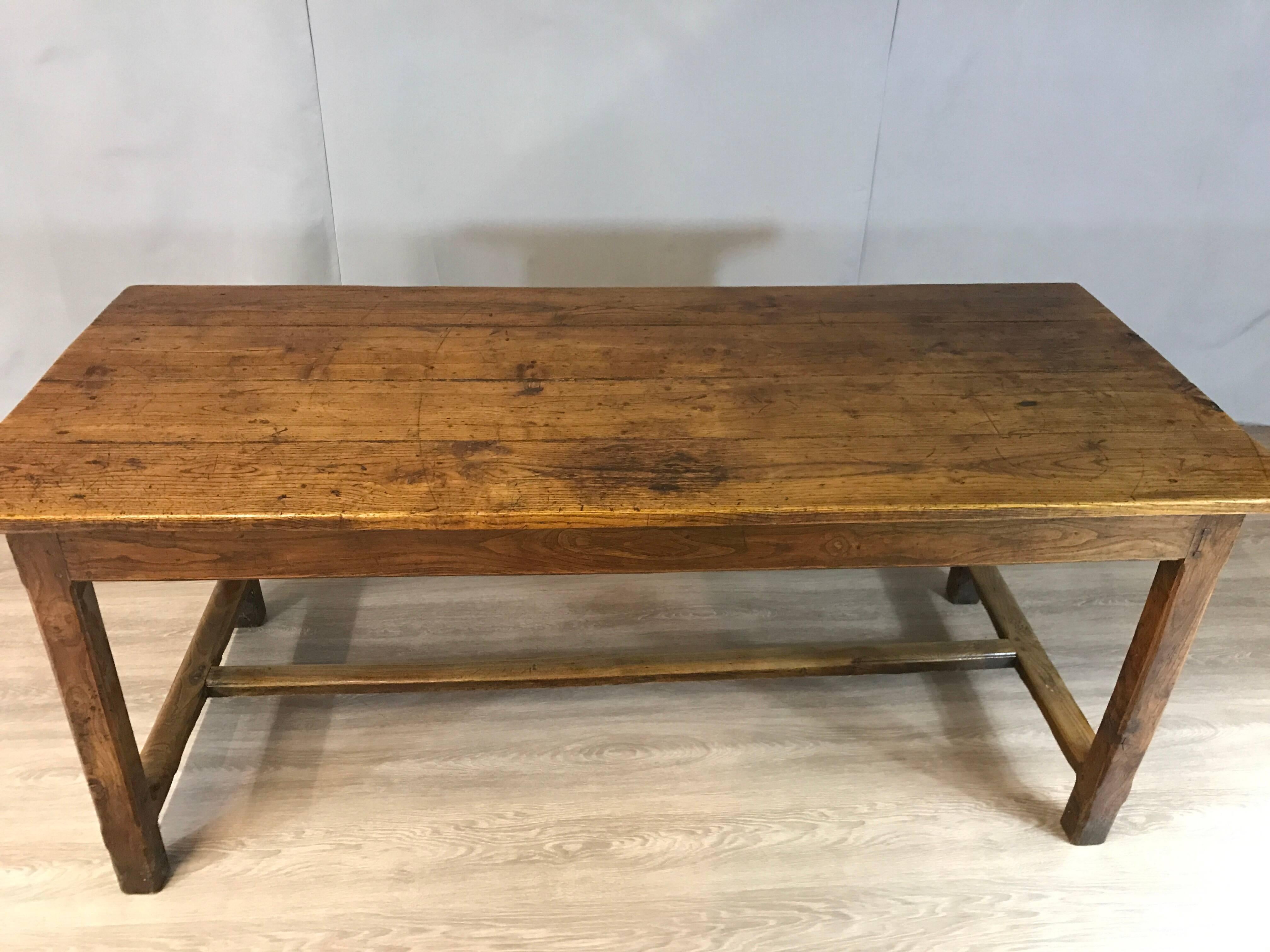 A beautiful oak antique H stretcher table with a four plank top in glorious color. The table sits on a sturdy oak apron with four square slightly chamfered legs supported by an H frame and centre stretcher.
     