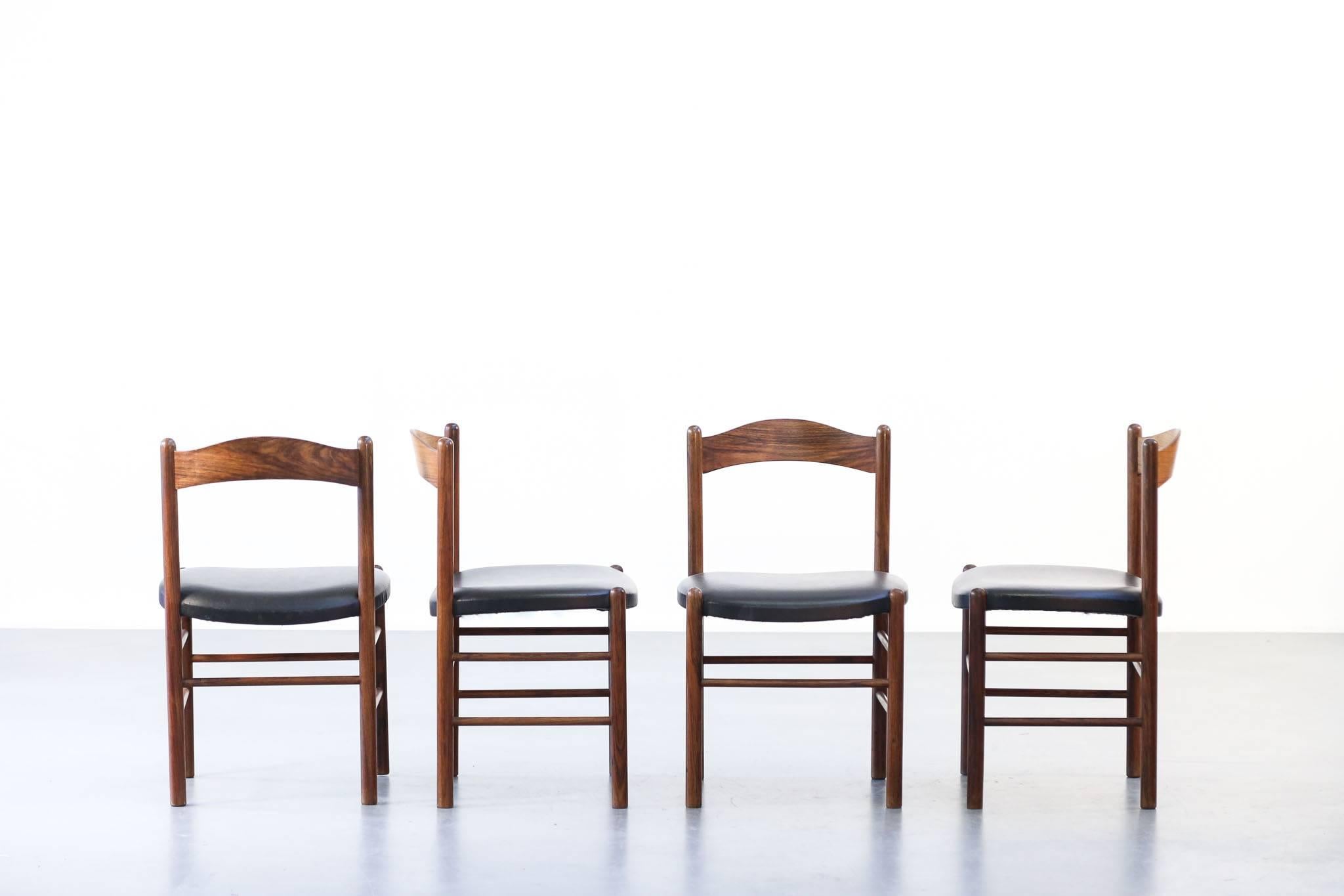 Set of four chairs made of teak and black faux leather.


 