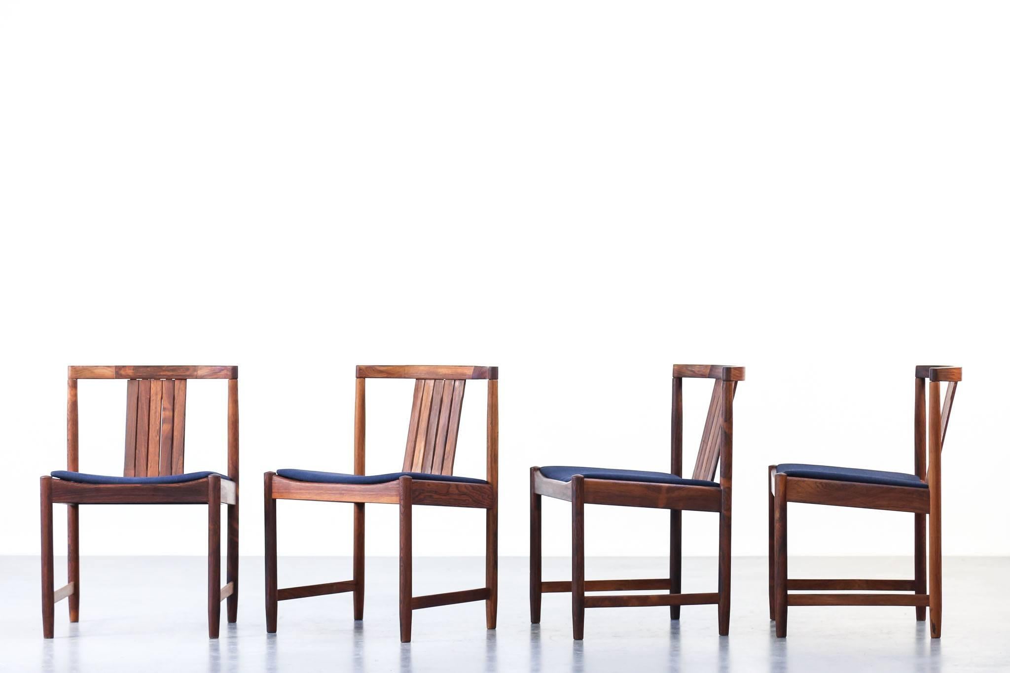 Milieu du XXe siècle Ensemble de quatre chaises de salle à manger attribuées à Illum Wikkelsø en bois de rose en vente