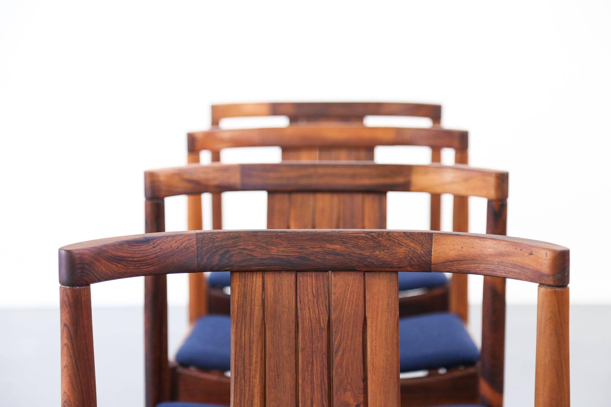 Danois Ensemble de quatre chaises de salle à manger attribuées à Illum Wikkelsø en bois de rose en vente