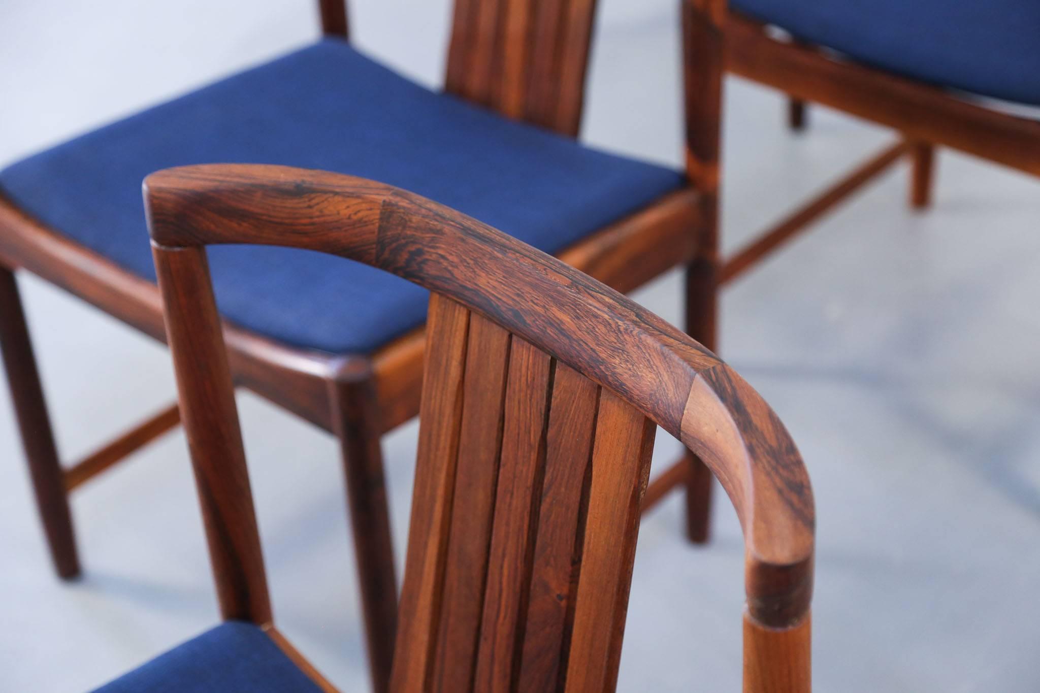 Ensemble de quatre chaises de salle à manger attribuées à Illum Wikkelsø en bois de rose Excellent état - En vente à Lyon, FR