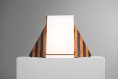 Lampe de bureau italienne Pyramid en plexiglas et bois style Tobia Scarpa G168, années 80