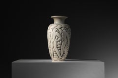 Grand vase en céramique de Mougin (Nancy, France) signé Gaston Goor, décor en bas-relief