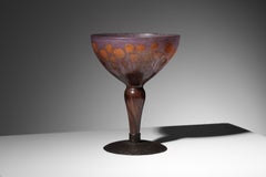 Große violette Art-Déco-Glasschale „Le Verre Français“ auf einem schmiedeeisernen Ständer