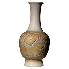 Grand vase en céramique « Mougin Nancy » de Gaston Goor, à col large et décoré d'un bas-relief