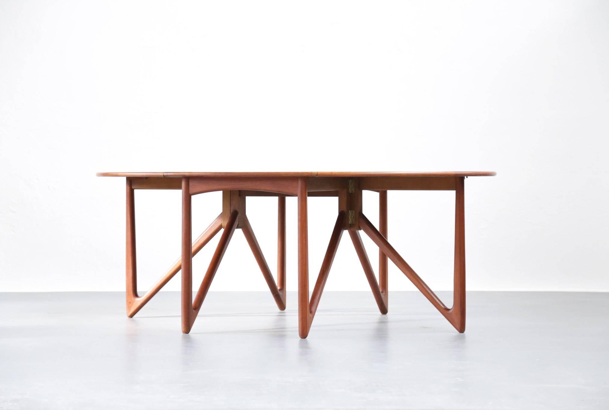Dining table made in teak wood and designed by Kurt Östervig. Edinting by Jason Mobler
Graphic and modular design table in excellent condition.

         