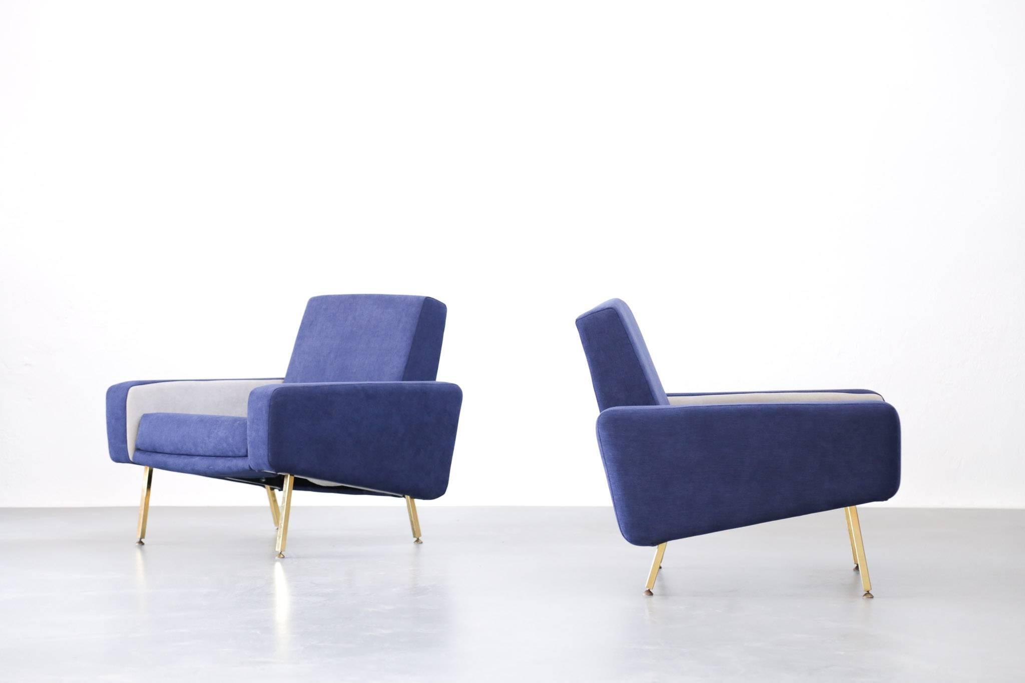 Rare pair of midcentury armchairs designed by Pierre Guariche for Airborn with rare feet in gilt metal.
Armchairs with new upholstery, perfect condition.