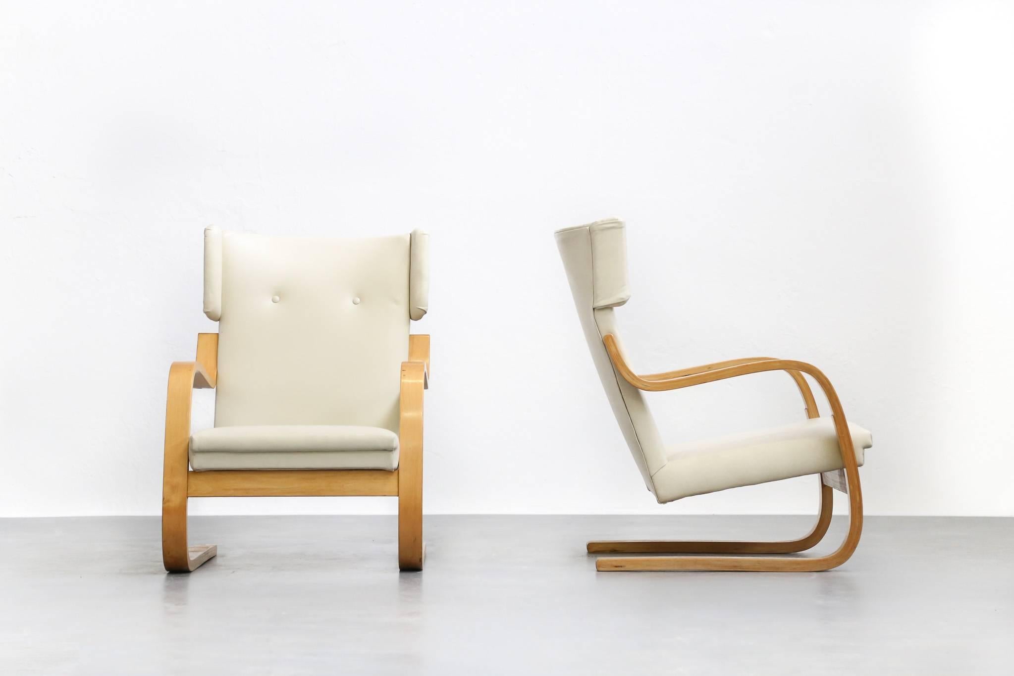First edition 1935 of Scandinavian lounge chair, this model 401 designed by Alvar Aalto 
Stamped with 