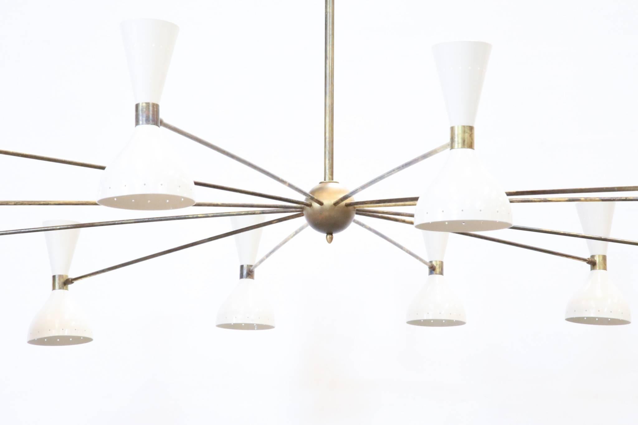 Grand lustre italien de style Stilnovo en laiton blanc mi-siècle, design Excellent état - En vente à Ternay, Auvergne-Rhône-Alpes