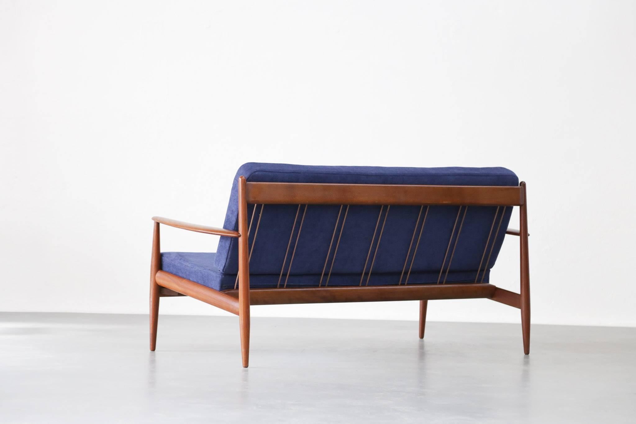 Modernes dänisches Sofa von Grete Jalk, Frankreich, Sohn und Sohn, neu gepolstert (Skandinavische Moderne) im Angebot