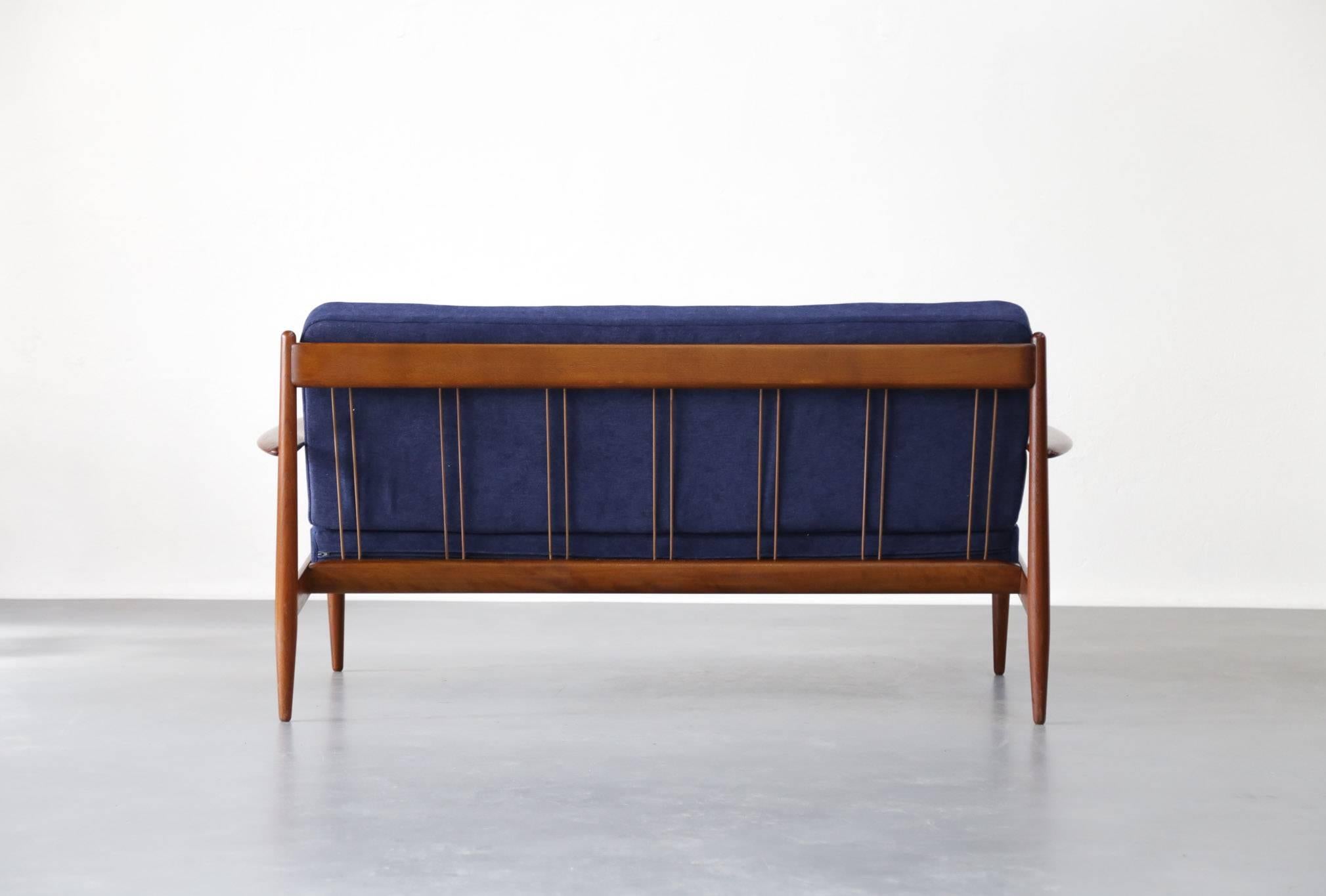 Modernes dänisches Sofa von Grete Jalk, Frankreich, Sohn und Sohn, neu gepolstert (Stoff) im Angebot