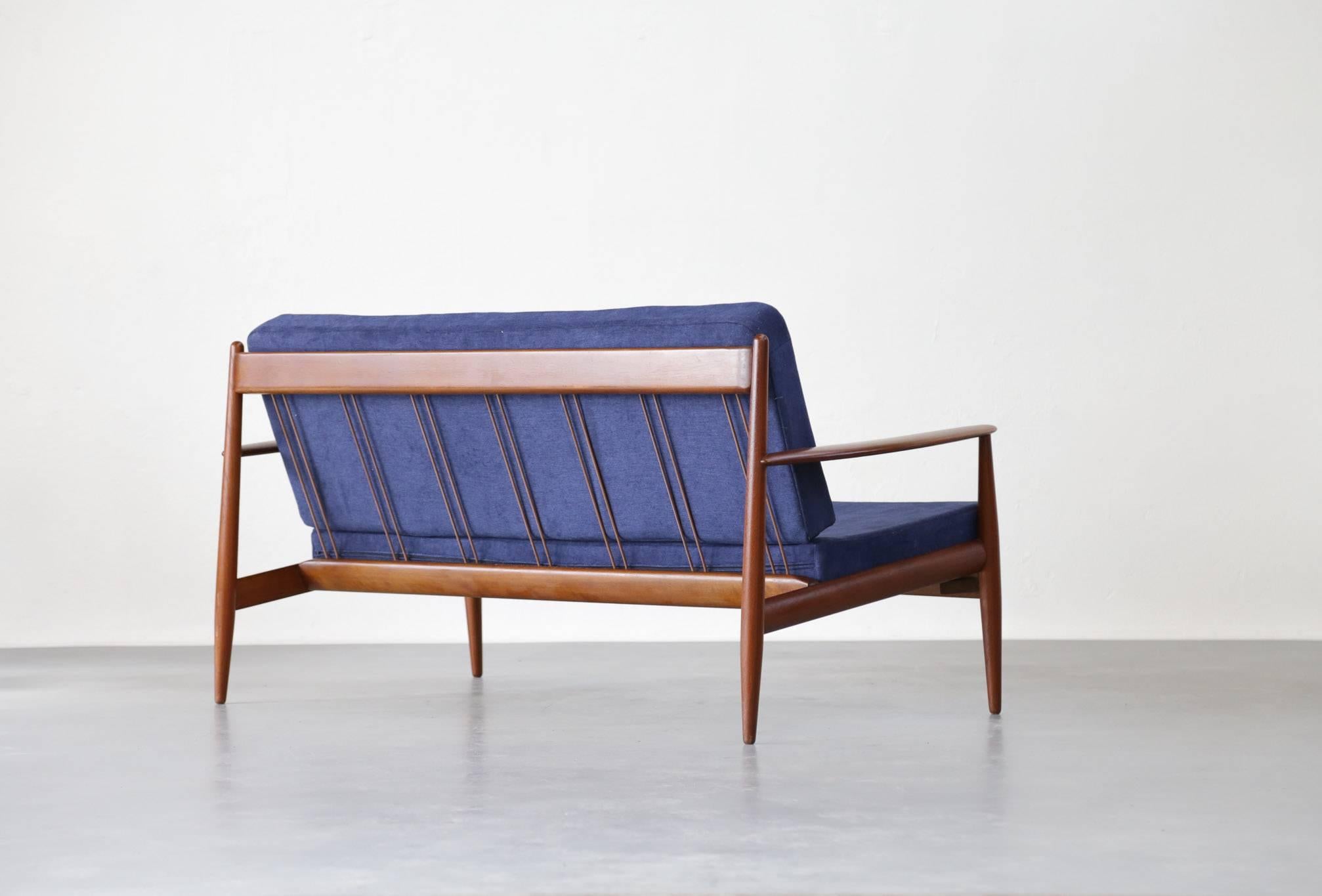 Modernes dänisches Sofa von Grete Jalk, Frankreich, Sohn und Sohn, neu gepolstert im Angebot 2