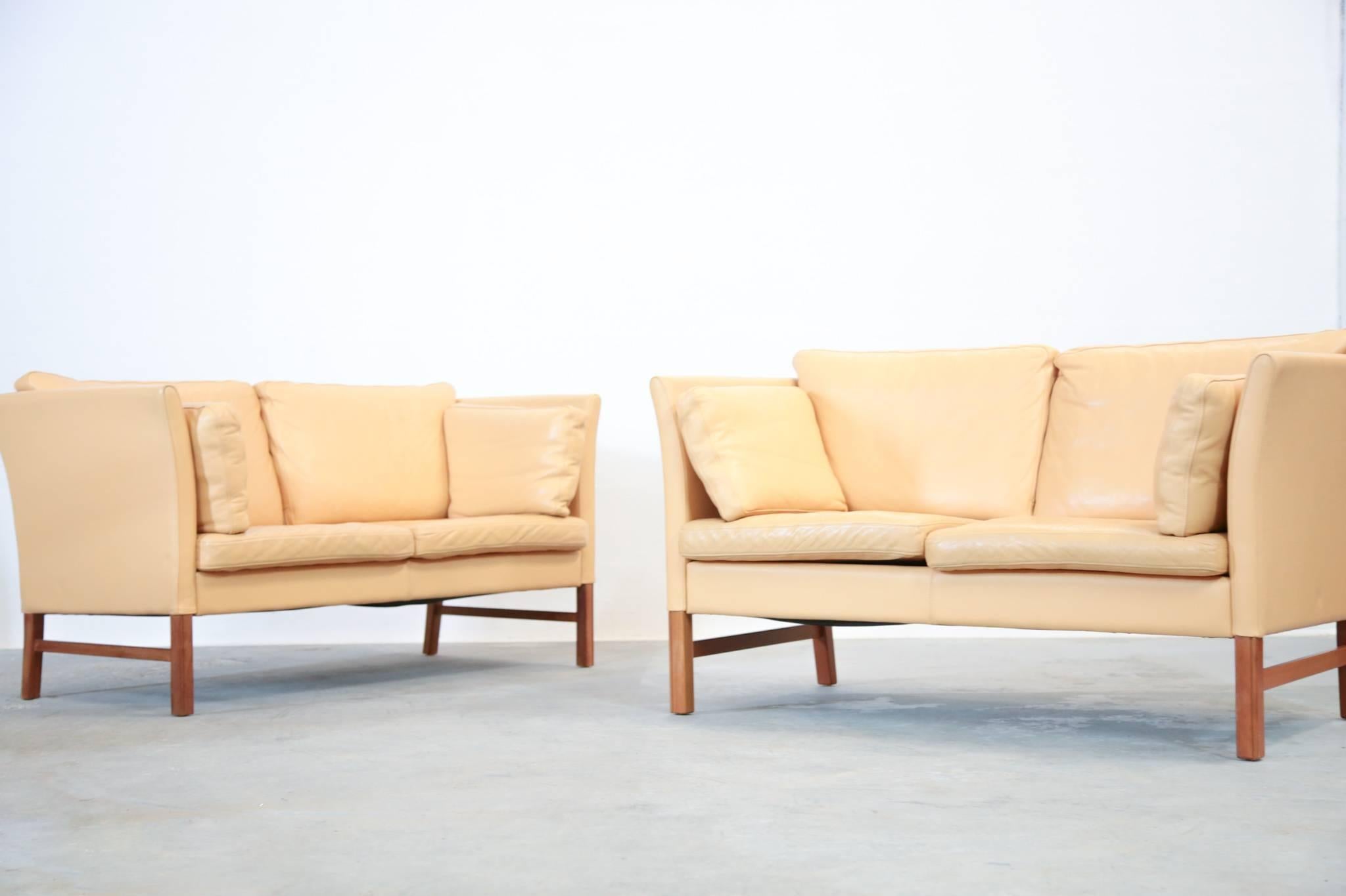 Two-seat sofa, leather and teak, Denmark, 1970s.
Scandinavian design, sturdy and elegant Danish sofa in excellent condition.