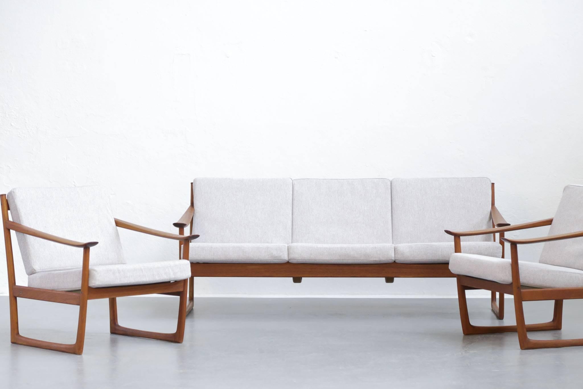 Midcentury sofa 1960s designed by Peter Hvidt & Orla Mølgaard FD130
Frame in teak, freshly reupholstered
Perfect condition.

               