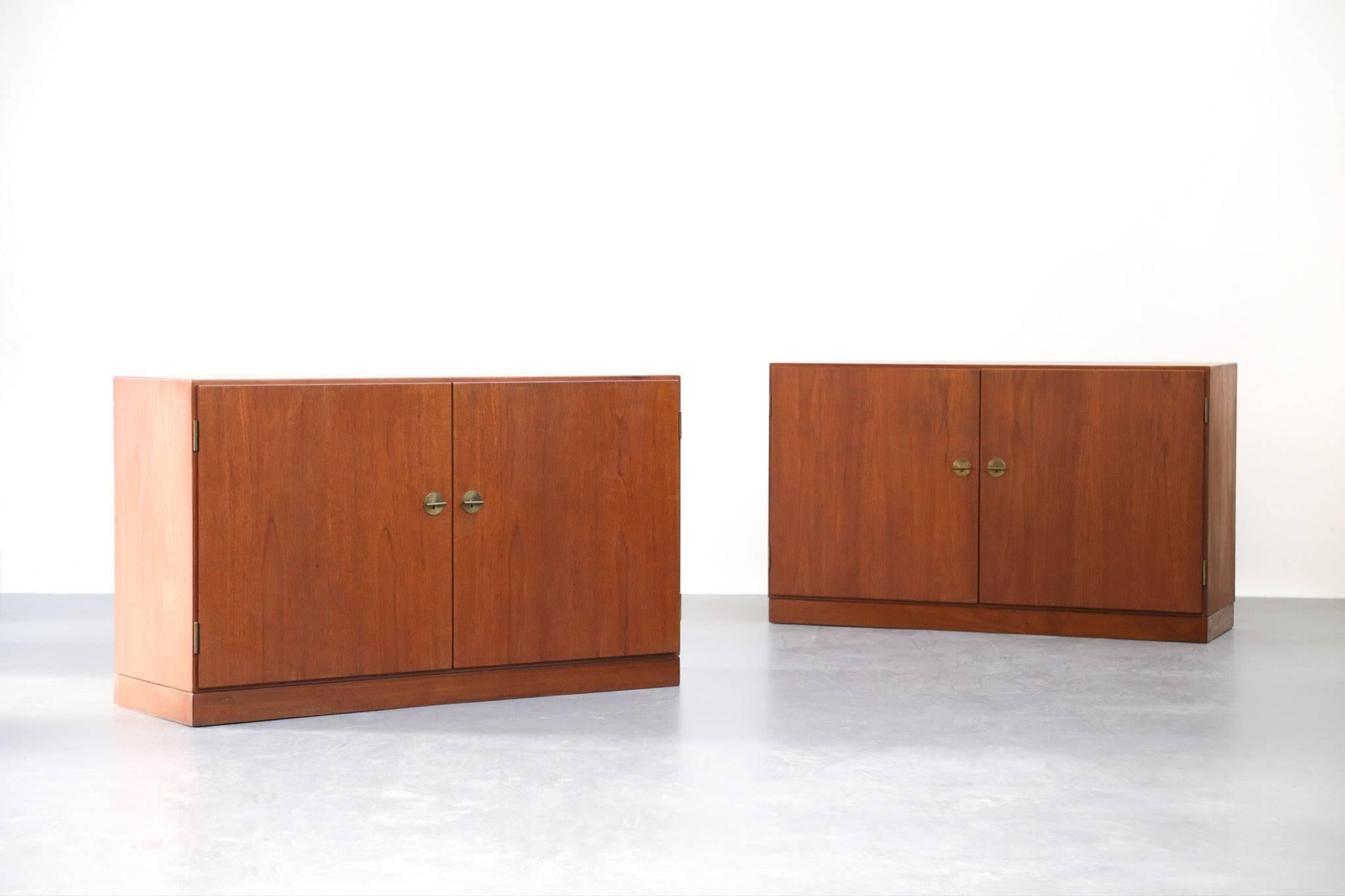 Comodino di Børge Mogensen in teak con due ante scorrevoli. Le porte anteriori sono decorate con piccole maniglie in ottone. Prodotto da C.M. Madsen.