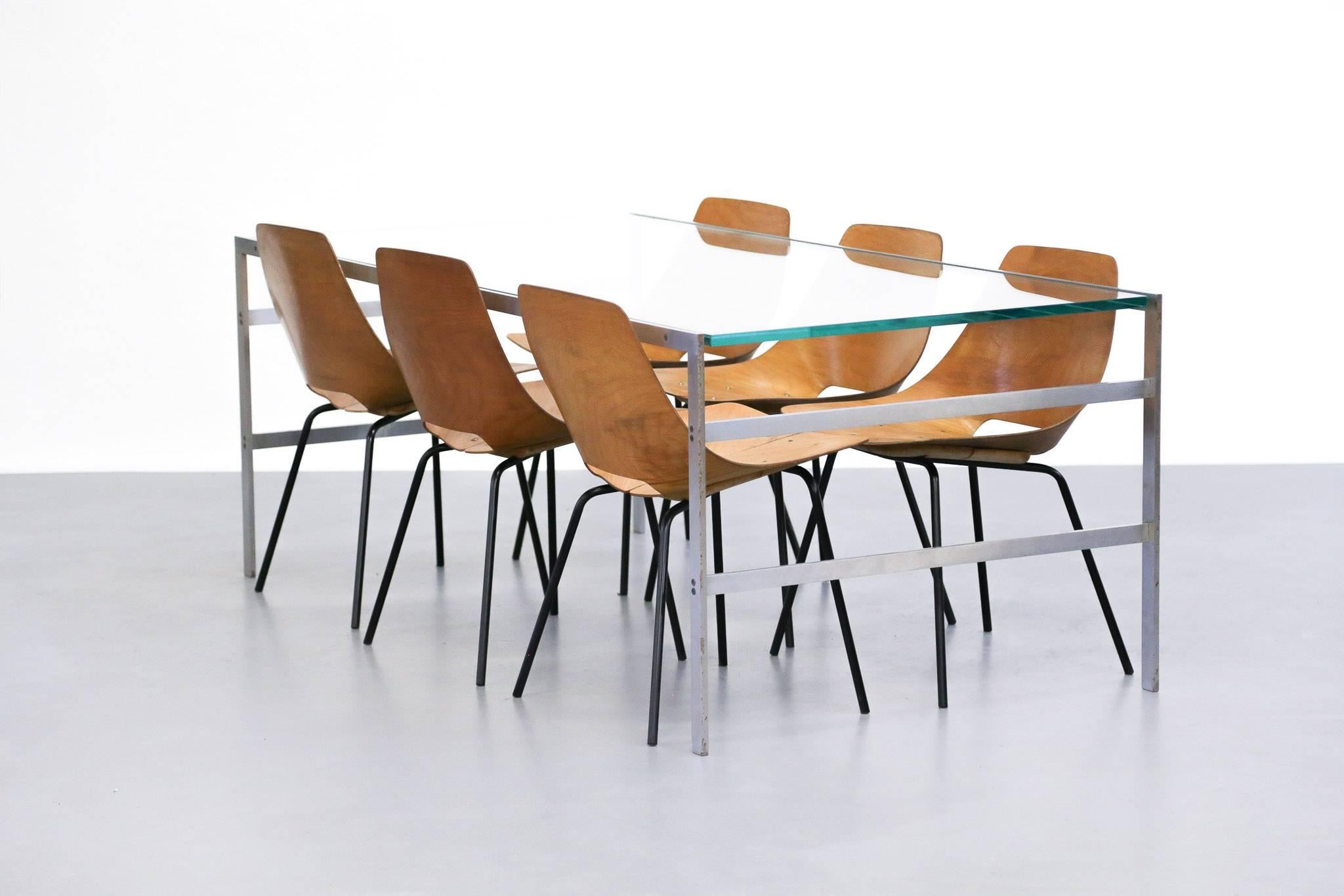 Seltener Esstisch, entworfen von Preben Fabricius und Jorgen Kastholm für Bo-Ex.
Sockel aus Stahl mit einer Glasplatte.