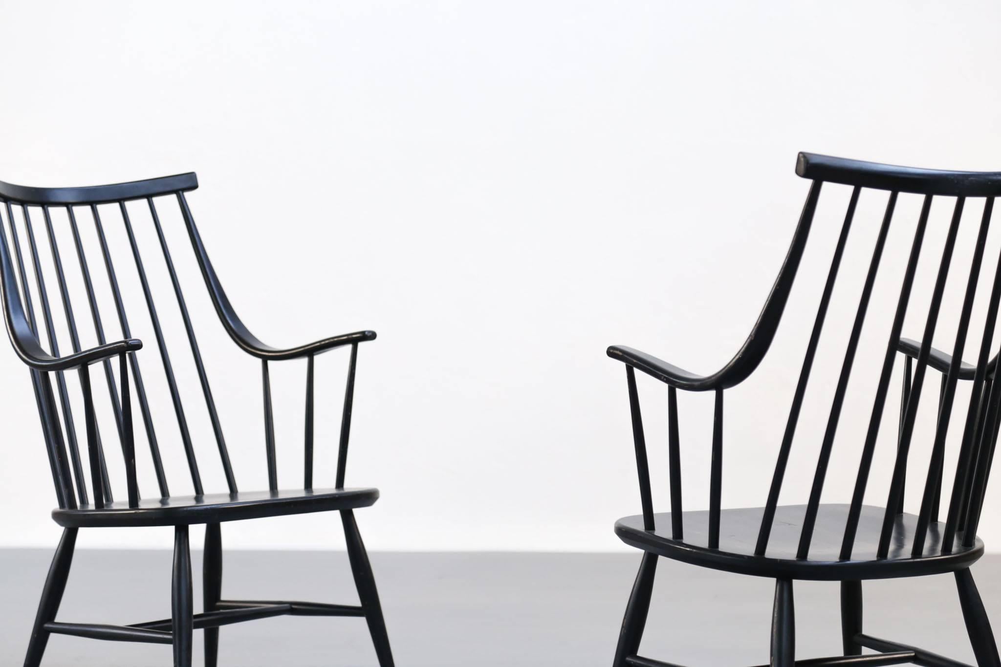 Satz von zwei Stühlen, entworfen von Lena Larsson, Schweden.
Hergestellt aus Holz, schwarz lackiert.