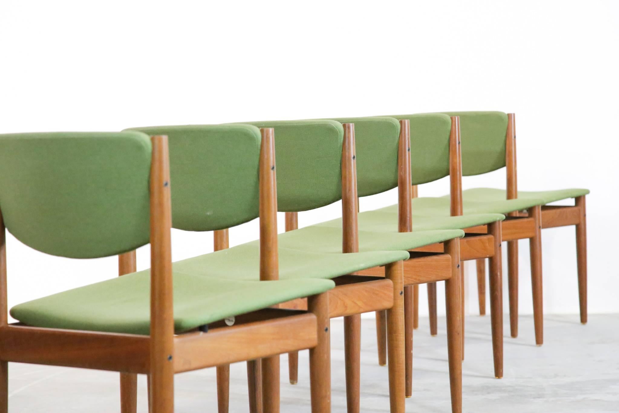 Satz von sechs Esszimmerstühlen, entworfen von Finn Juhl
Die Stühle sind mit dem Metallmedaillon von France & Son sowie mit einer Goldprägung versehen.
