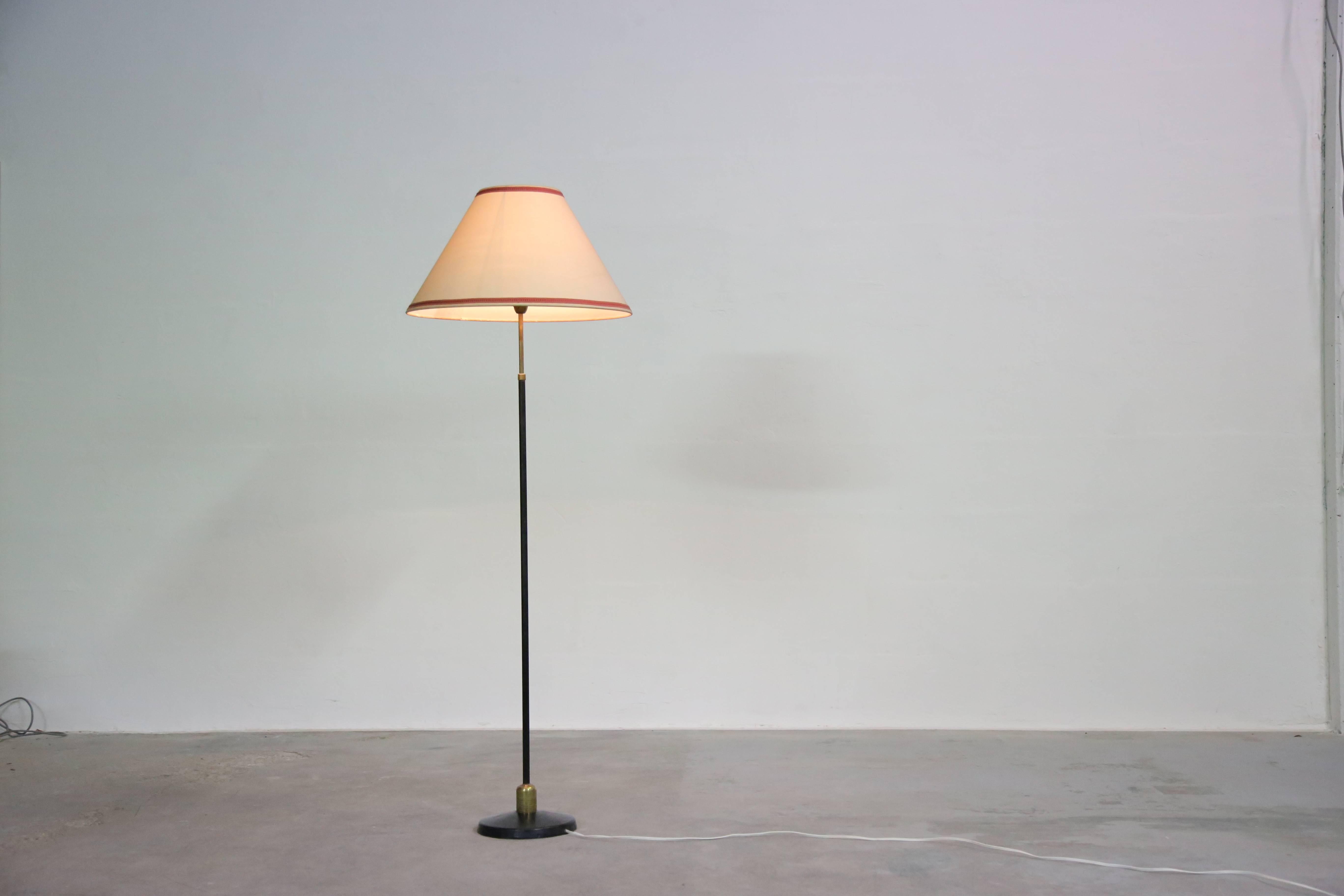 Adjustable floor lamp made of brass and lacquered steel with a nice shade.
Telescopic arm.