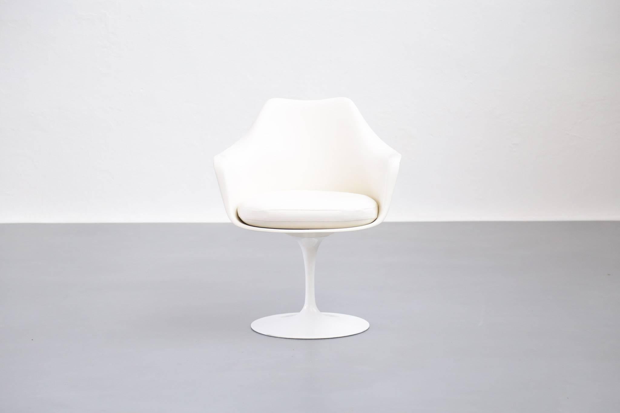 Armrest chair design by Eero Saarinen, Finland. Manufactured by Knoll
Famous graphic chair
The chair is in good condition with slight signs of usage. Made of white lacquered aluminium, the shell of glass fibre. The cushion is covered with the