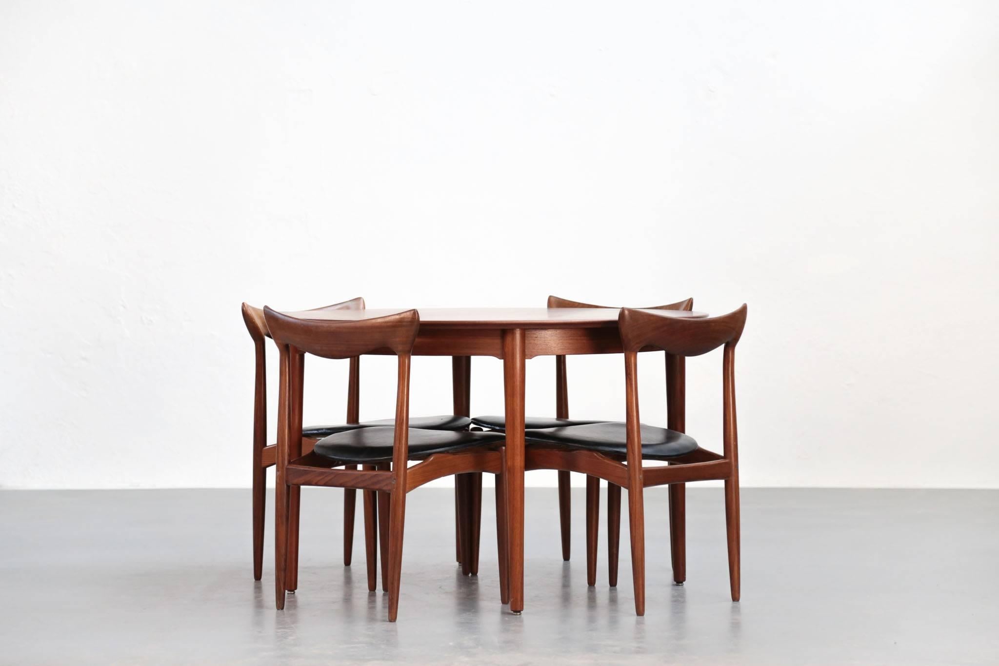 Excellent condition for this dining table made of teak. 
Designed by Arne Vodder.
Produced by P. Olsen Sibast Møbler in Denmark

without extensions.