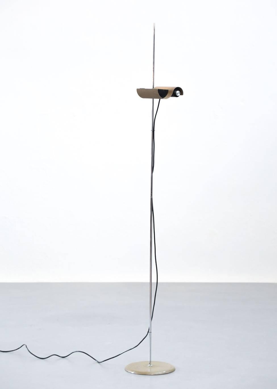 Floor lamp designed by Italian designer Vico Magistretti in 1970s for Oluce.
Composed of a central rod in chrome-plated metal, a base in lacquered metal, an adjustable halogen receptacle adjustable in height along the rod. Intensity of light