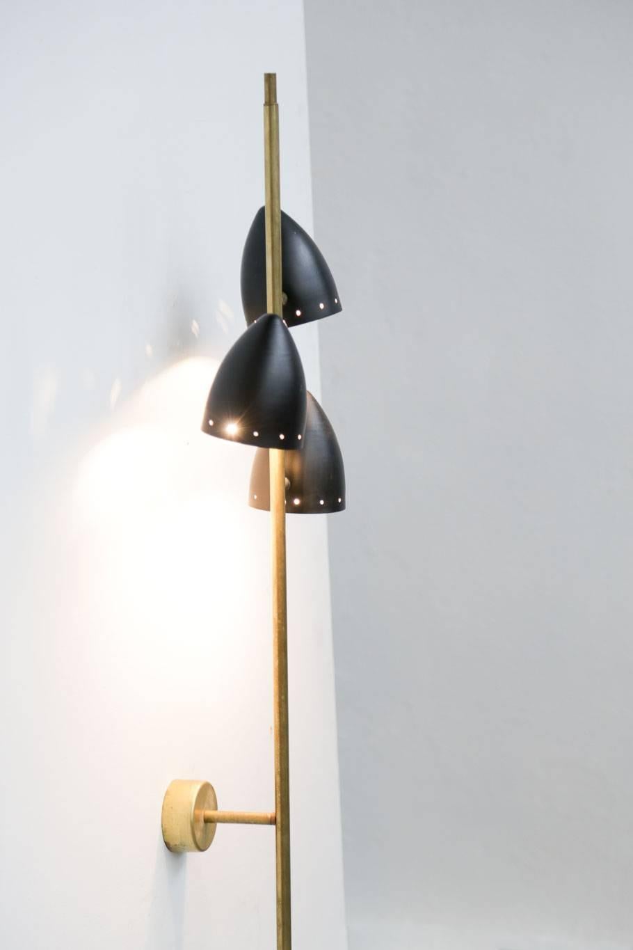 Luz italiana con tres puntos.
Bombilla E14.