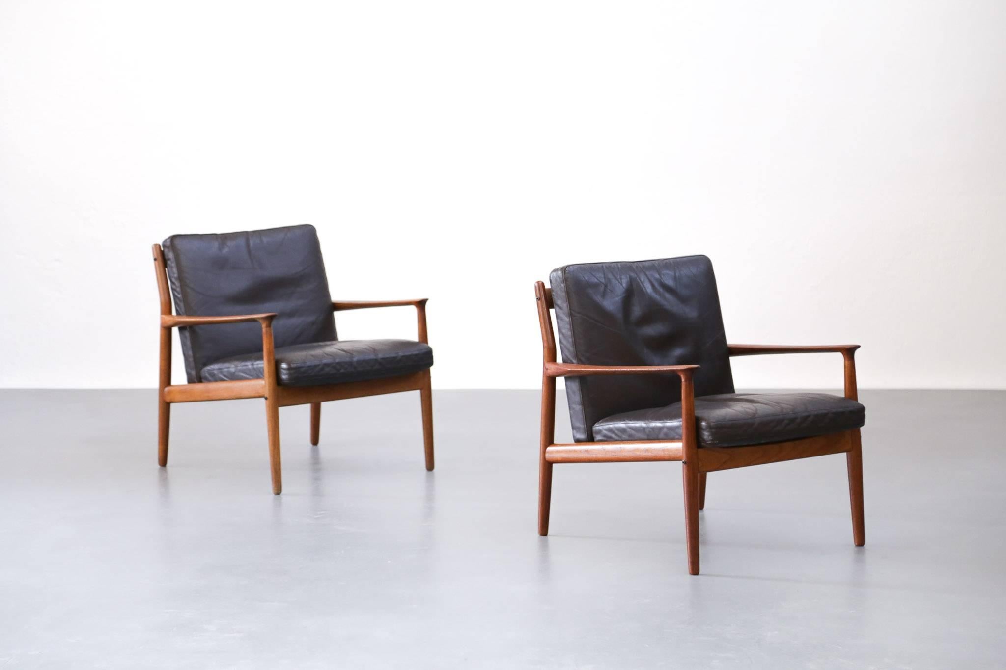Scandinavian armchairs by Grete Jalk
Frame made of teak, with leather cushions.