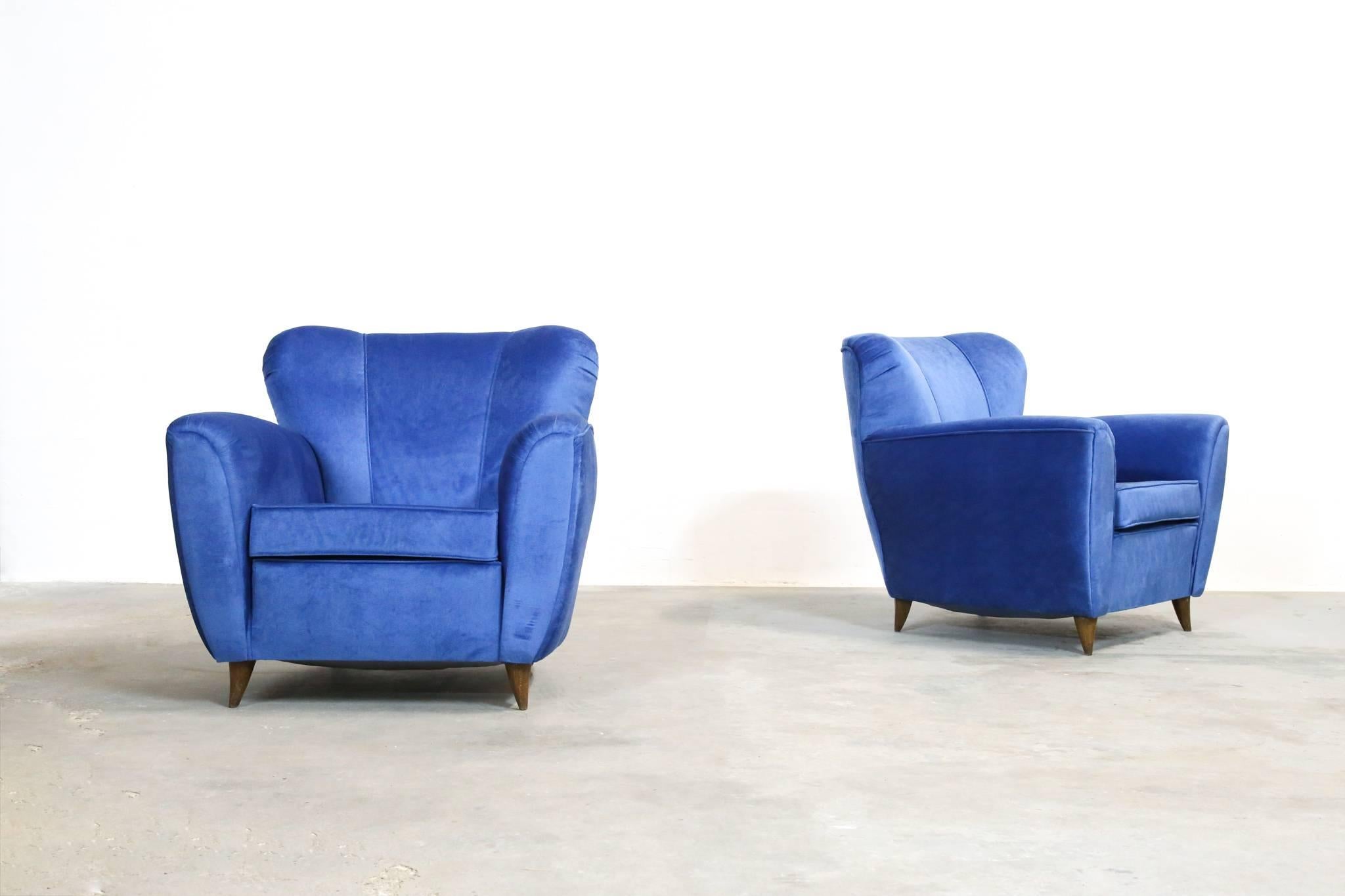 Coppia di poltrone nello stile di Gio Ponti.
Tappezzeria fresca.