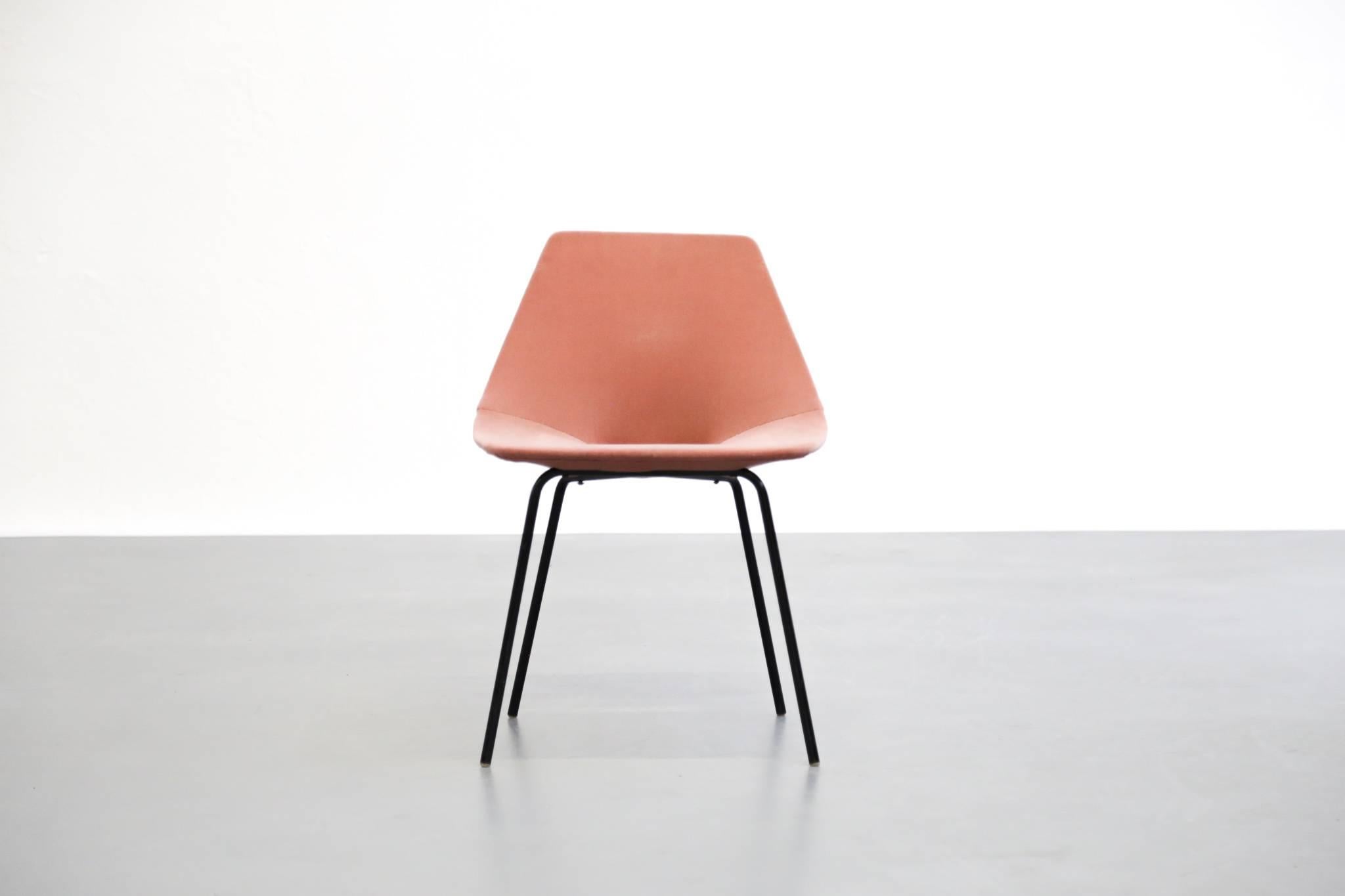 Rare French Tonneau chair by Pierre Guariche for Steiner.
Made of pink velvet.